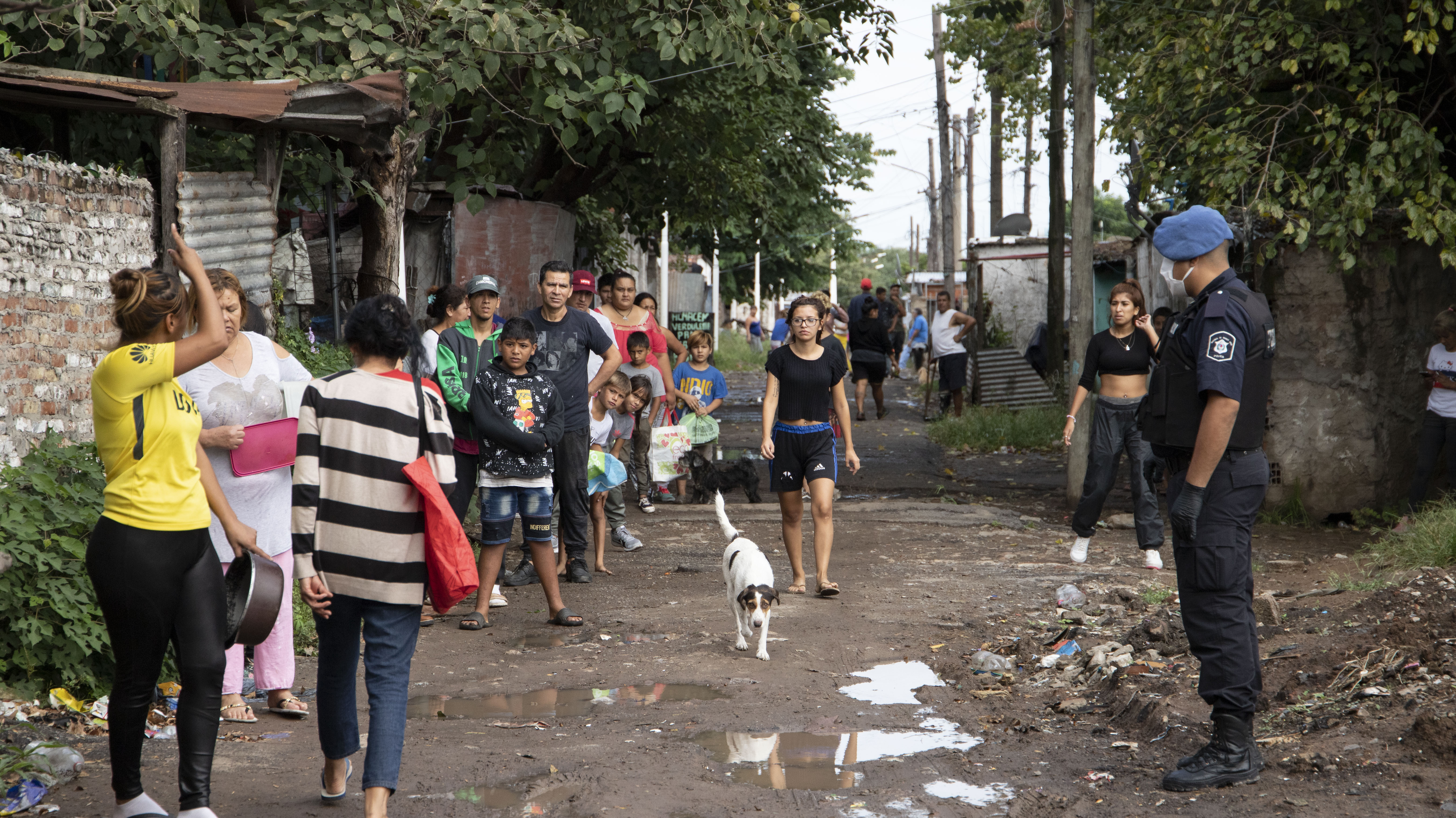 En poblaciones en situación de hacinamiento y escasez de agua potable, la cuarentena puede aumentar en vez de reducir los contagios, dice Loayza. En la imagen, el Ejército reparte comida en La Matanza