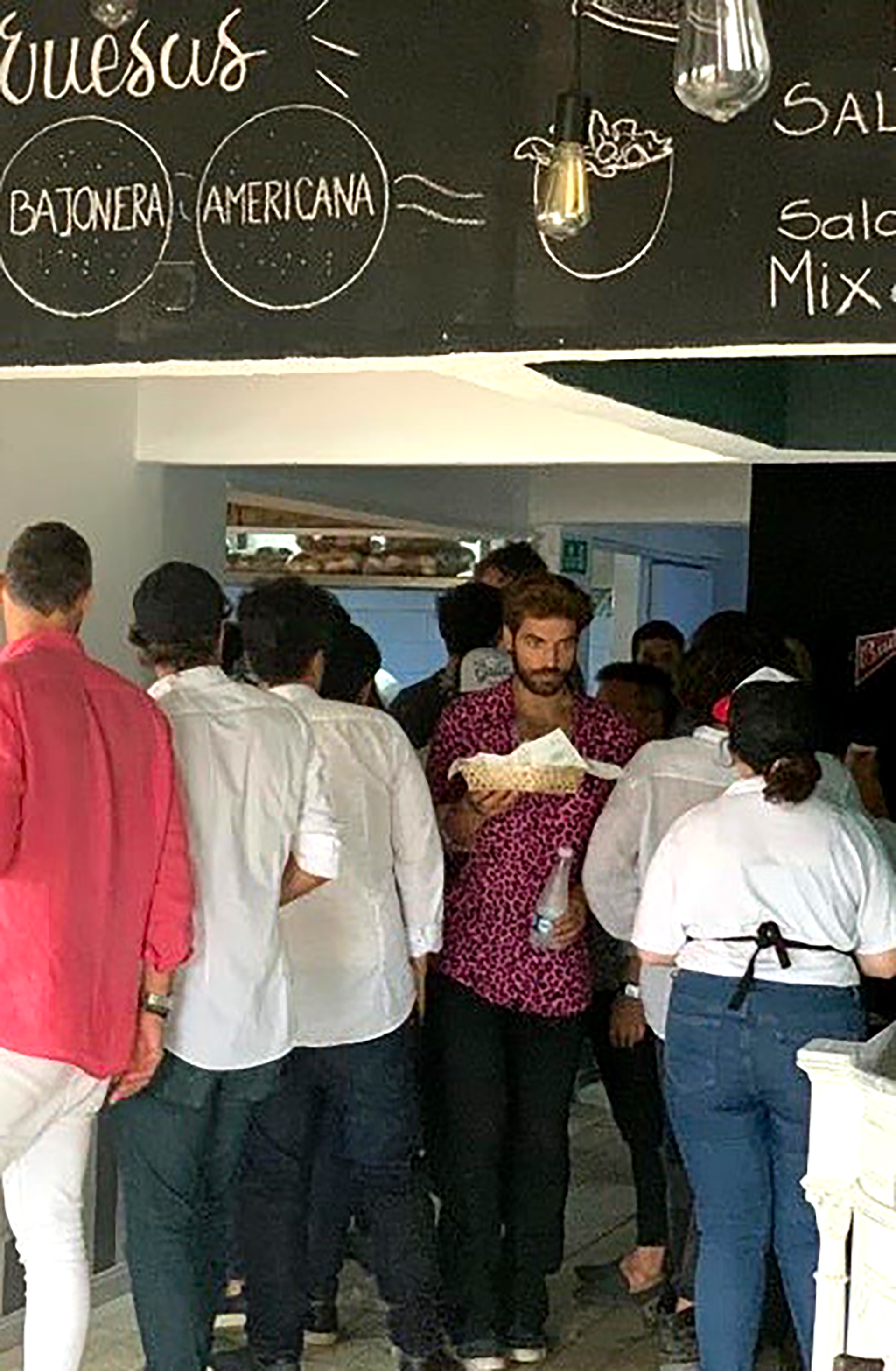 Benjamín Alfonso, a punto de disfrutar de un chivito post boliche