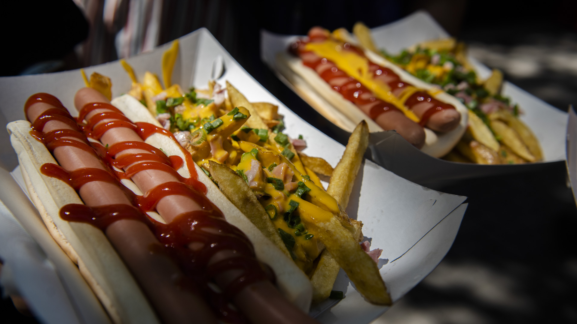 En Mr Frit también hay opción de pancho con doble salchicha acompañada con papas fritas con queso cheddar, bacon y cebolla de verdeo