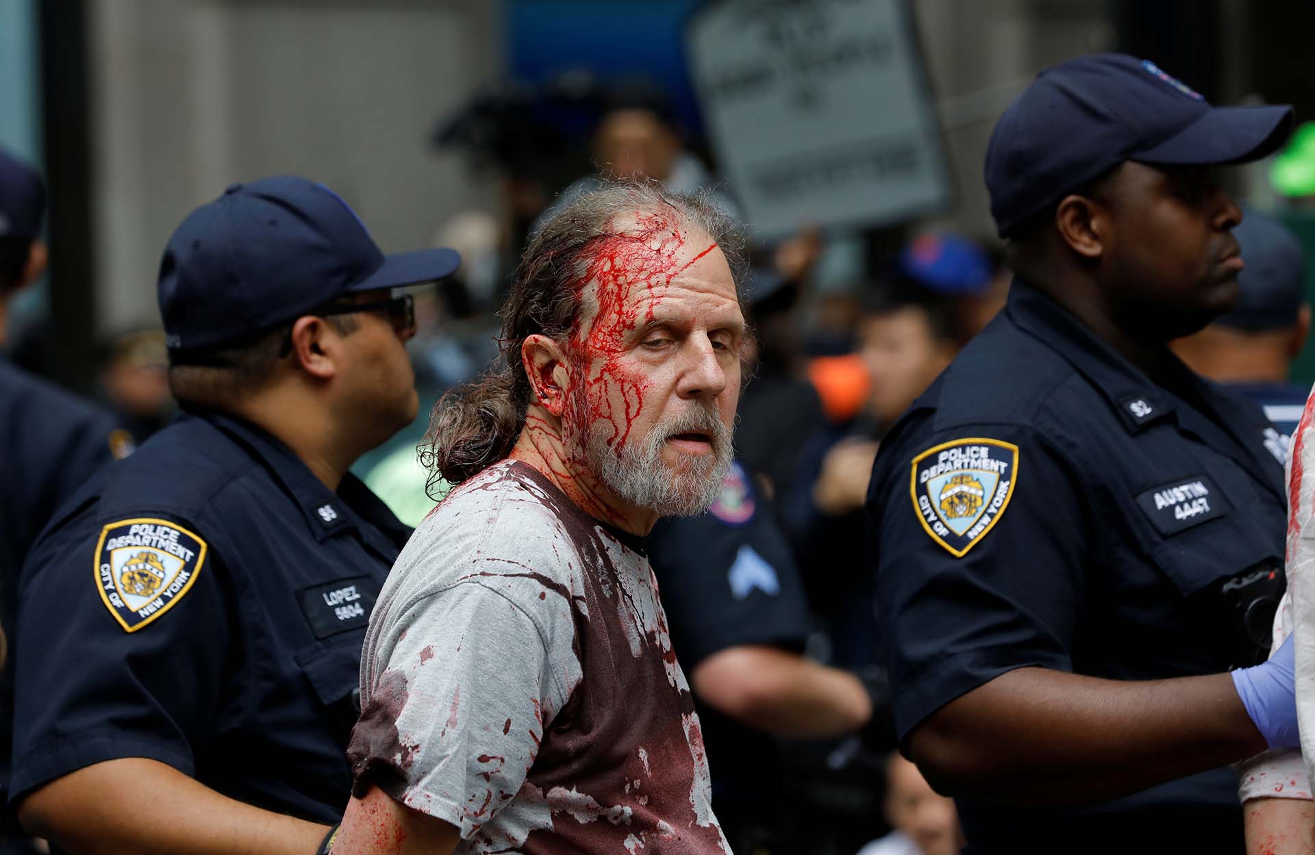 La policía detiene a un activista climático durante las protestas de la rebelión de extinción en el bajo Manhattan en la ciudad de Nueva York, Nueva York, EE. UU., 7 de octubre de 2019. REUTERS / Mike Segar