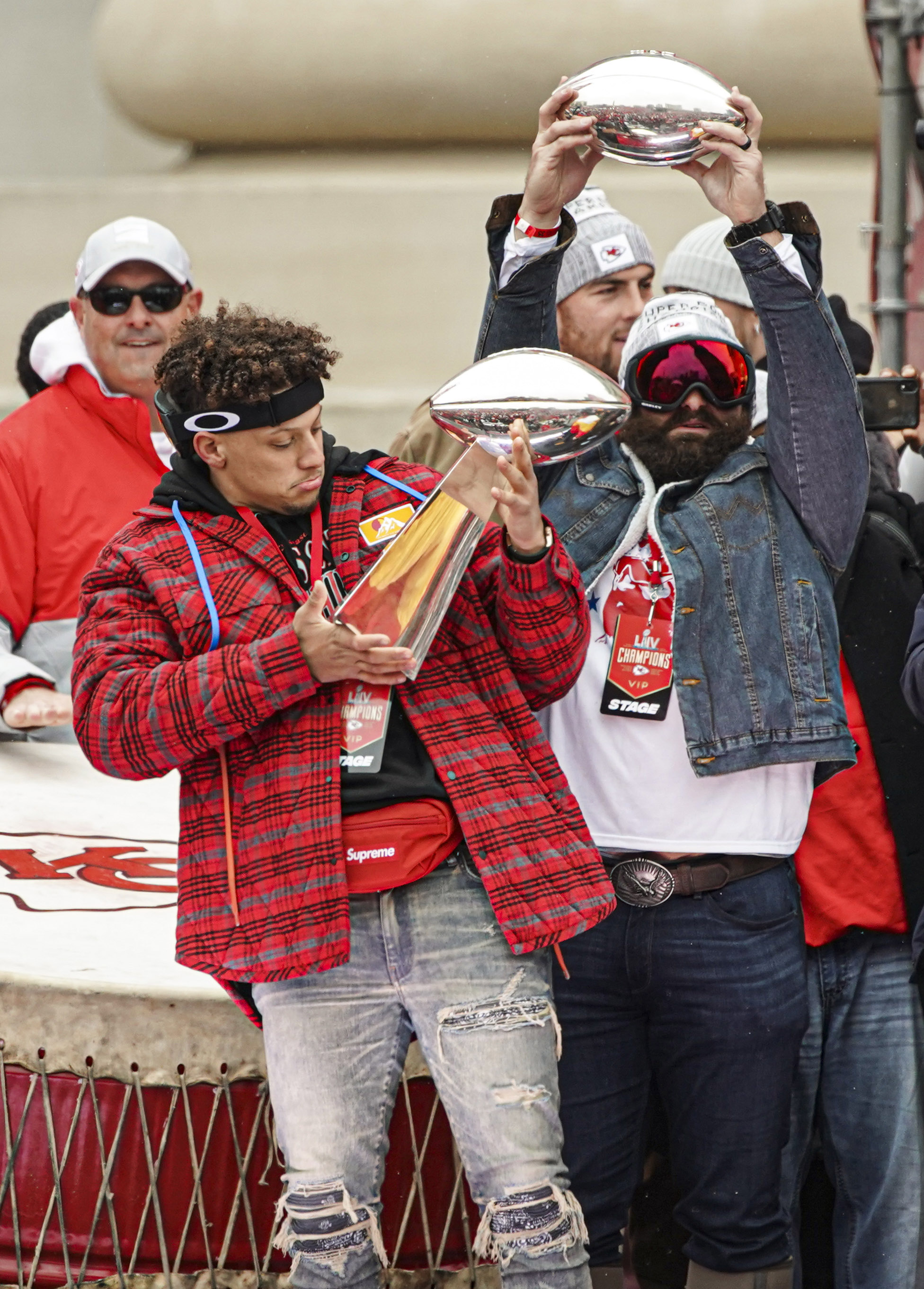 Este domingo el deporte estadounidense tuvo su noche de lujo en una nueva edición del Super Bowl, evento que enfrentó a los dos mejores de la temporada de la NFL y que consagró tras 50 años a los Chief de Kansas City que vencieron 31-20 a los 49ers de San Francisco