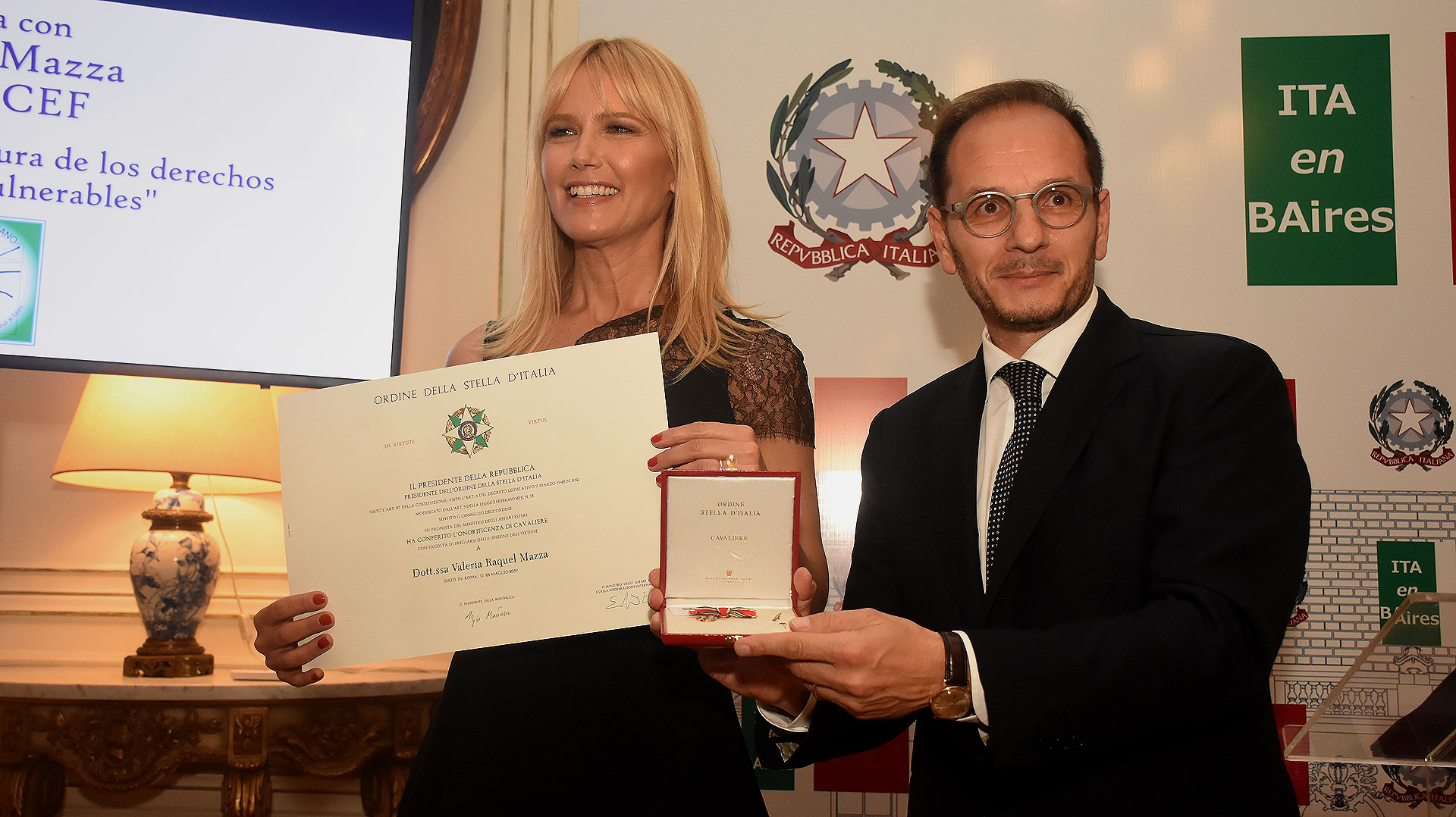 Valeria Mazza durante la ceremonia en que le se le entregó la condecoración