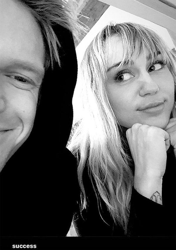 Cody Simpson no se separa de su novia y ha mandado un mensaje a los seguidores de la cantante para tratar de tranquilizarlos por el estado de salud