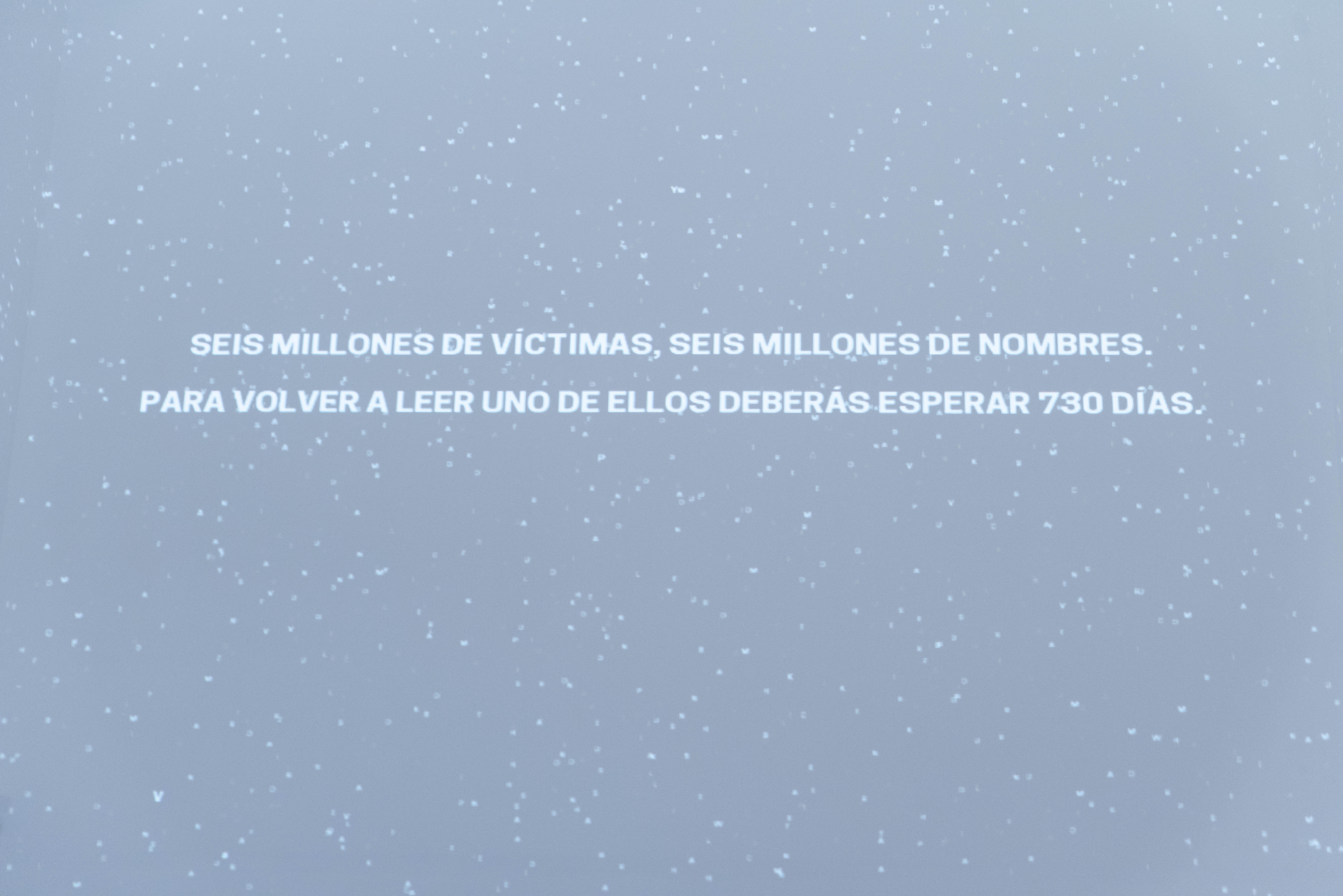 En la nave central, un proyector traduce cada nombre y nacionalidad de las seis millones de personas muertas en el Holocausto. De tanto en tanto las letras desaparecen para conformar una única frase: