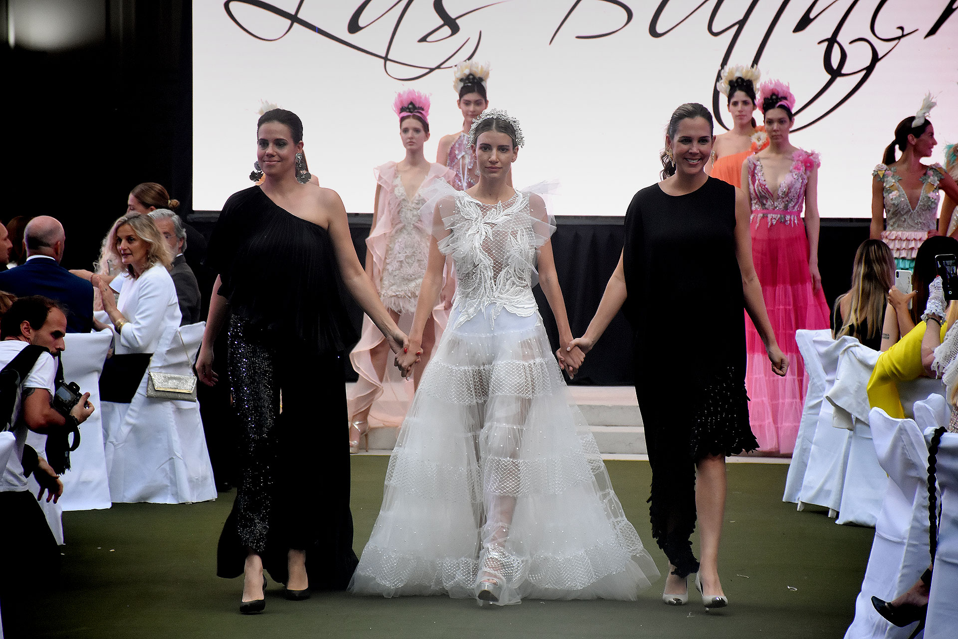 A días de su boda, Angie Landaburu se lució en la pasarela vestida de novia por las diseñadoras paraguayas, Las Buttner