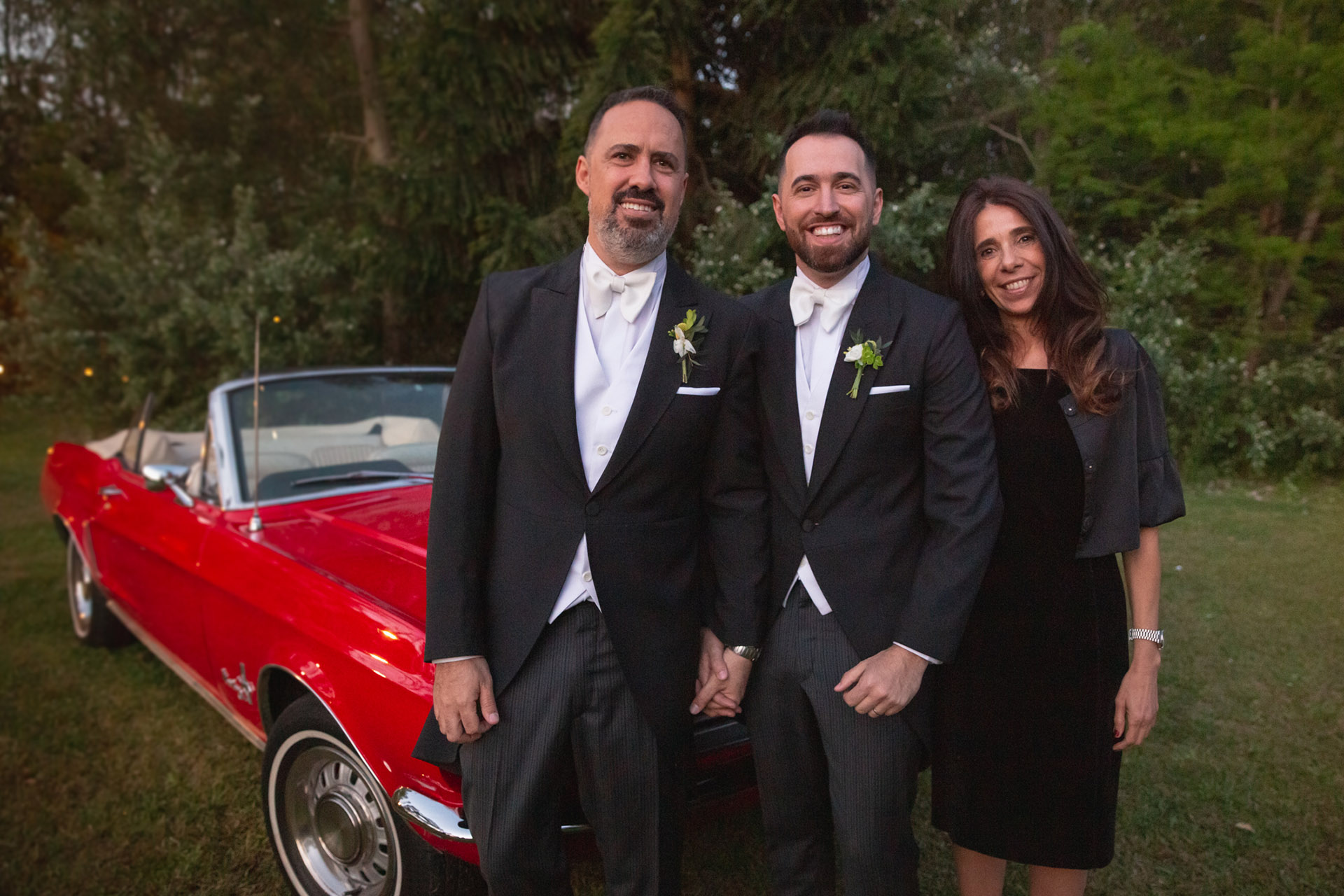 Los novios junto a la wedding planner, Fernanda Charquero