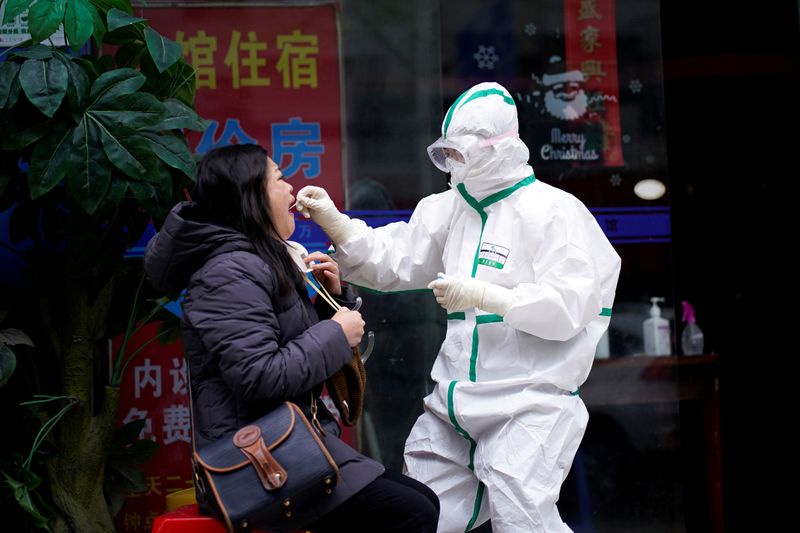 FOTO DE ARCHIVO: La periodista de Reuters Brenda Goh recibe una prueba de ácido nucleico para COVID-19 en Wuhan, provincia de Hubei, el epicentro del brote de la enfermedad coronavirus de China (COVID-19), el 28 de marzo de 2020. REUTERS/Aly Song