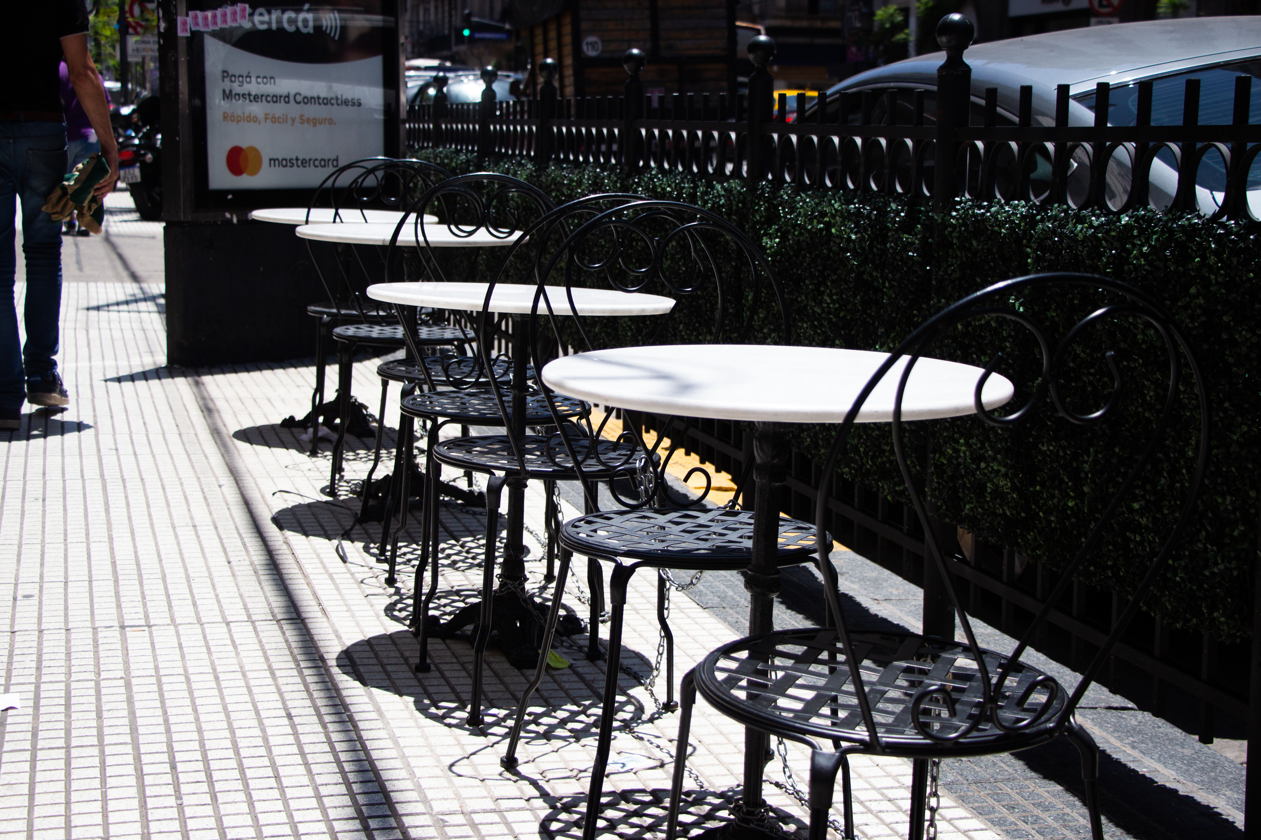 El local se encuentra en pleno Callao, una zona estratégica para aquellos amantes del teatro así como para los que están cerca de la zona del Congreso, y desean almorzar, tomar el té o cenar en uno de los lugares más emblemáticos de Buenos Aires