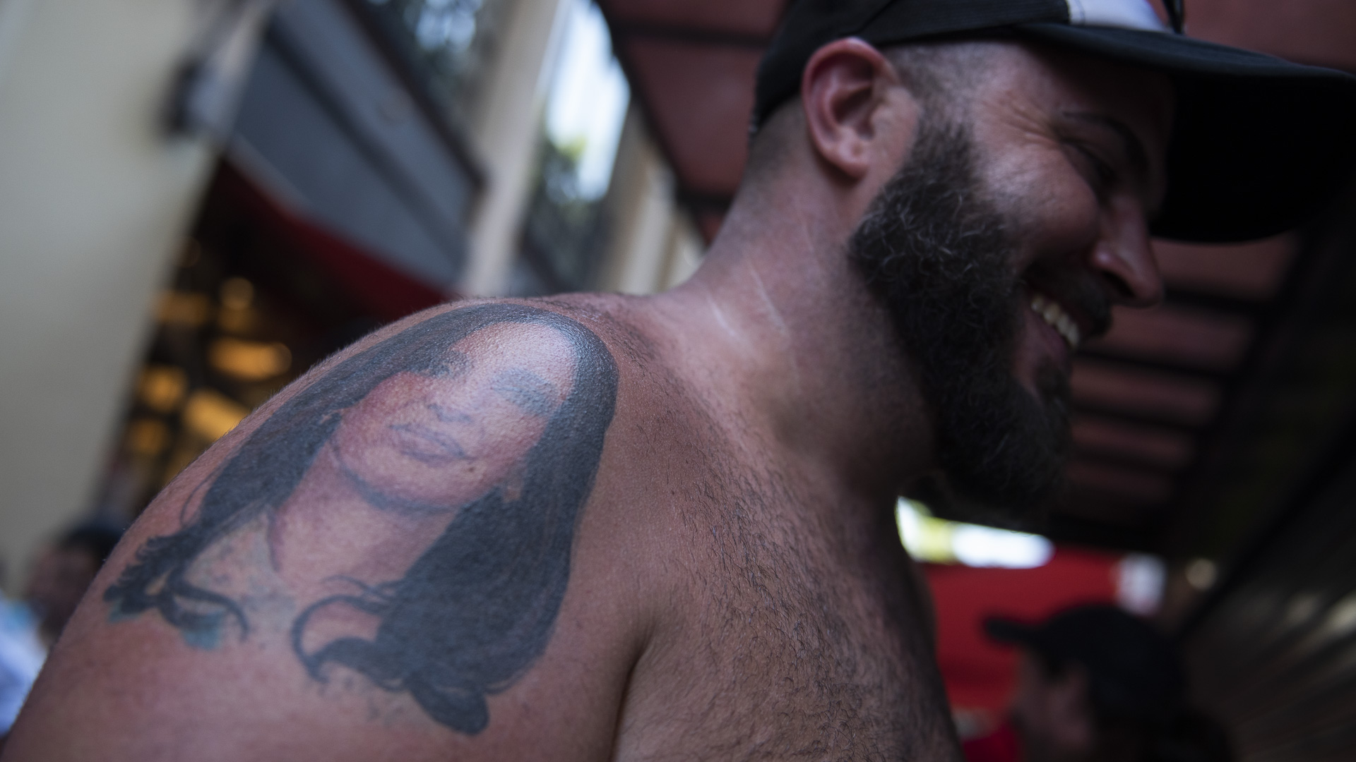 Un hombre muestra el tatuaje de Cristina Kirchner mientras canta en la Plaza de Mayo (Adrián Escandar)