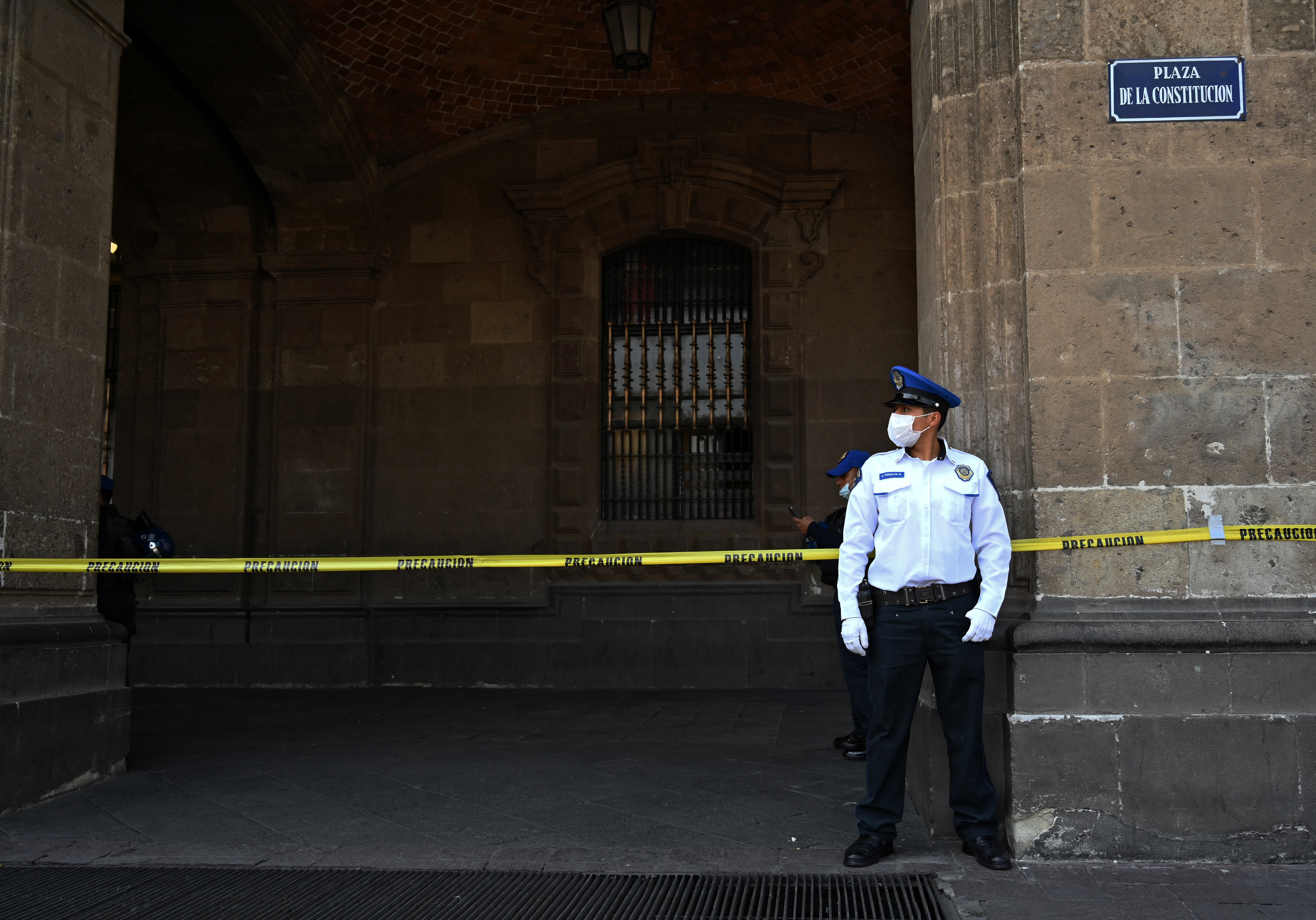 Un oficial de policía hace guardia en la plaza Zócalo en la Ciudad de México el 31 de marzo de 2020 durante la nueva pandemia de coronavirus, COVID-19.