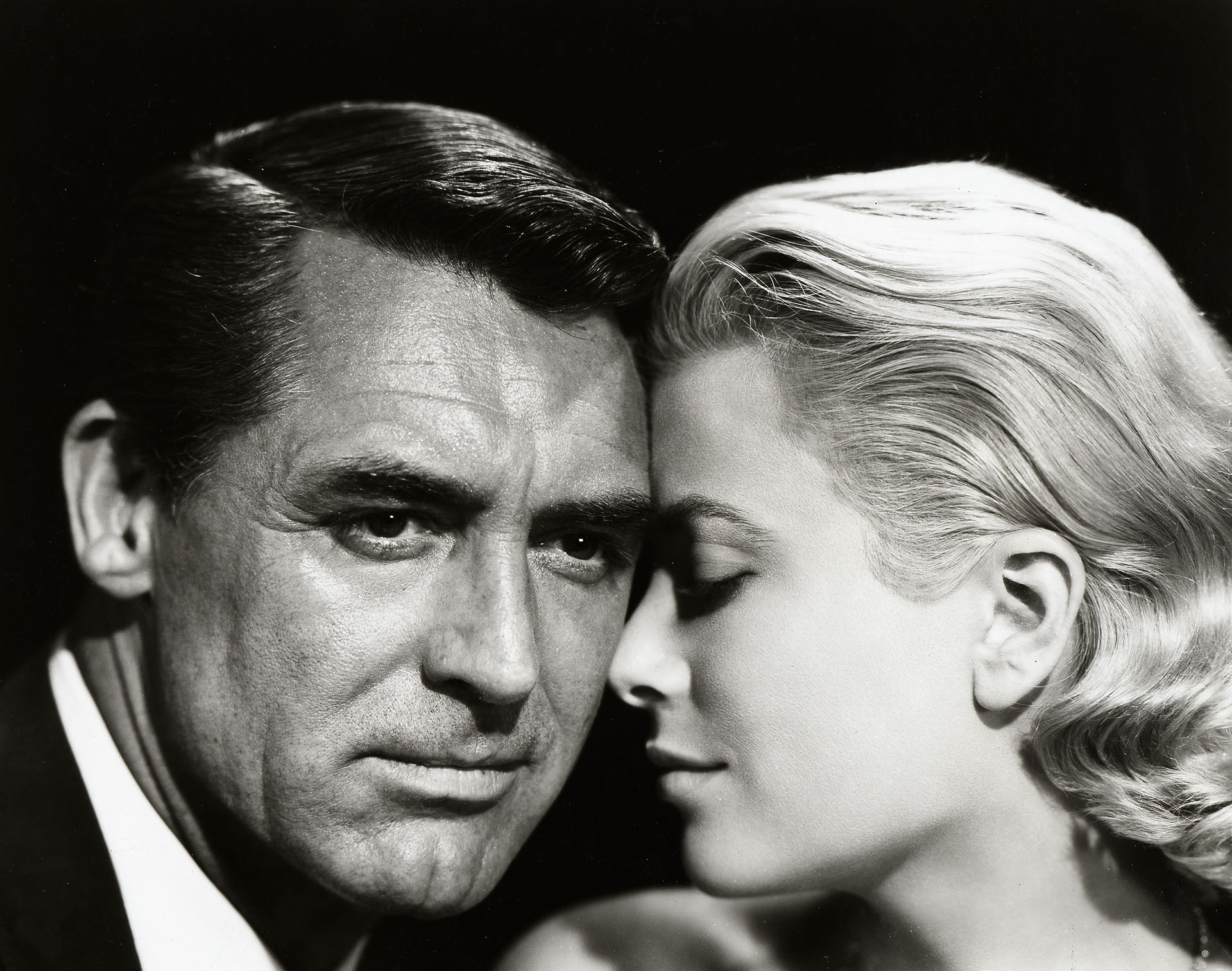 Grant junto a Grace Kelly en el clásico "Para atrapar al ladrón", de Alfred Hitchcock (Paramount/Kobal/Shutterstock)