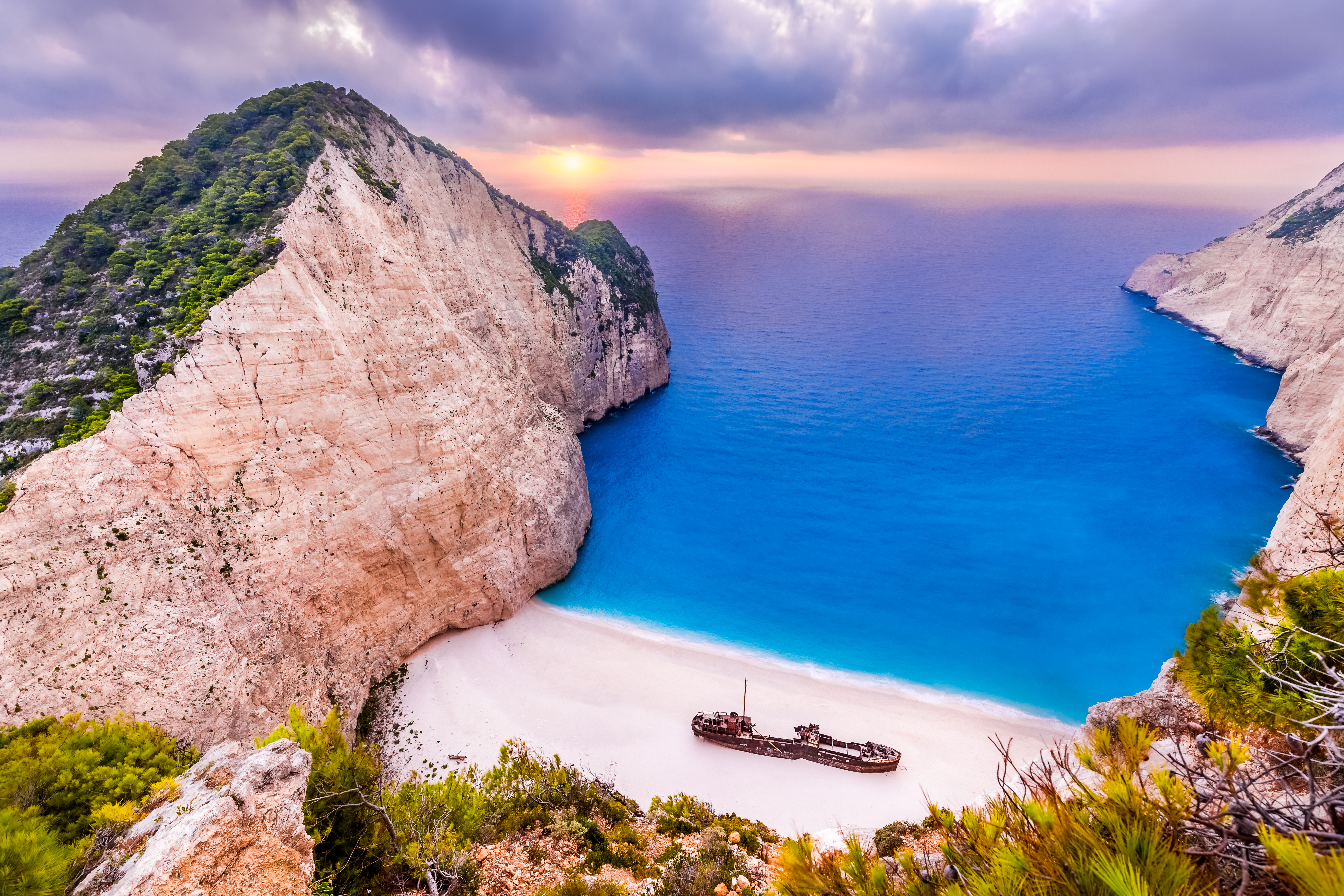 Navagio Beach es una cala expuesta, a veces denominada
