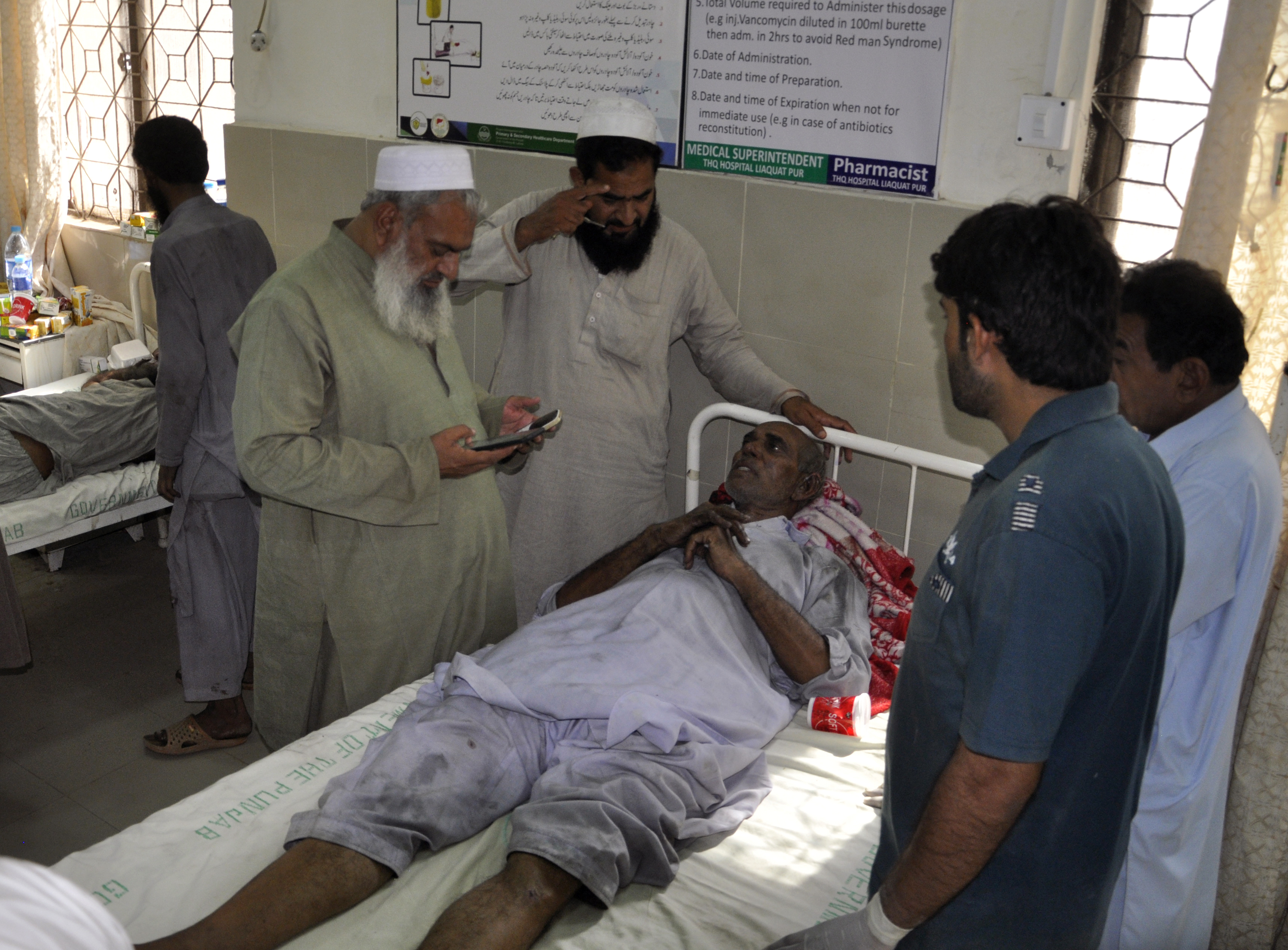 Las personas visitan a las víctimas de un incendio en un tren, en un hospital local en Liaquatpur, Pakistán. (Foto AP / Siddique Baluch)