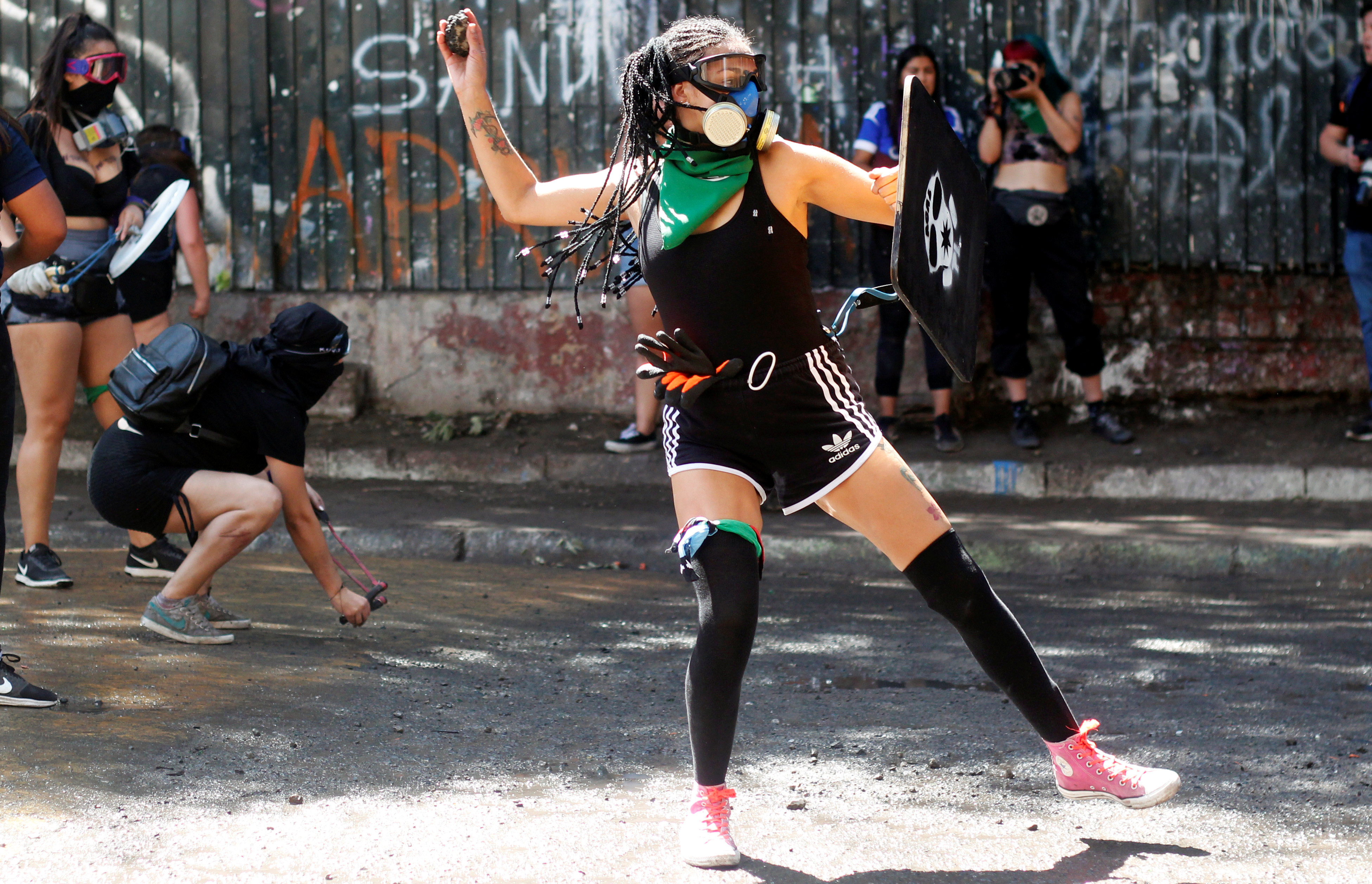 Las mujeres se enfrentan en un mitin durante el Día Internacional de la Mujer en Santiago, Chile, 8 de marzo de 2020. (REUTERS / Sebastian Silva)