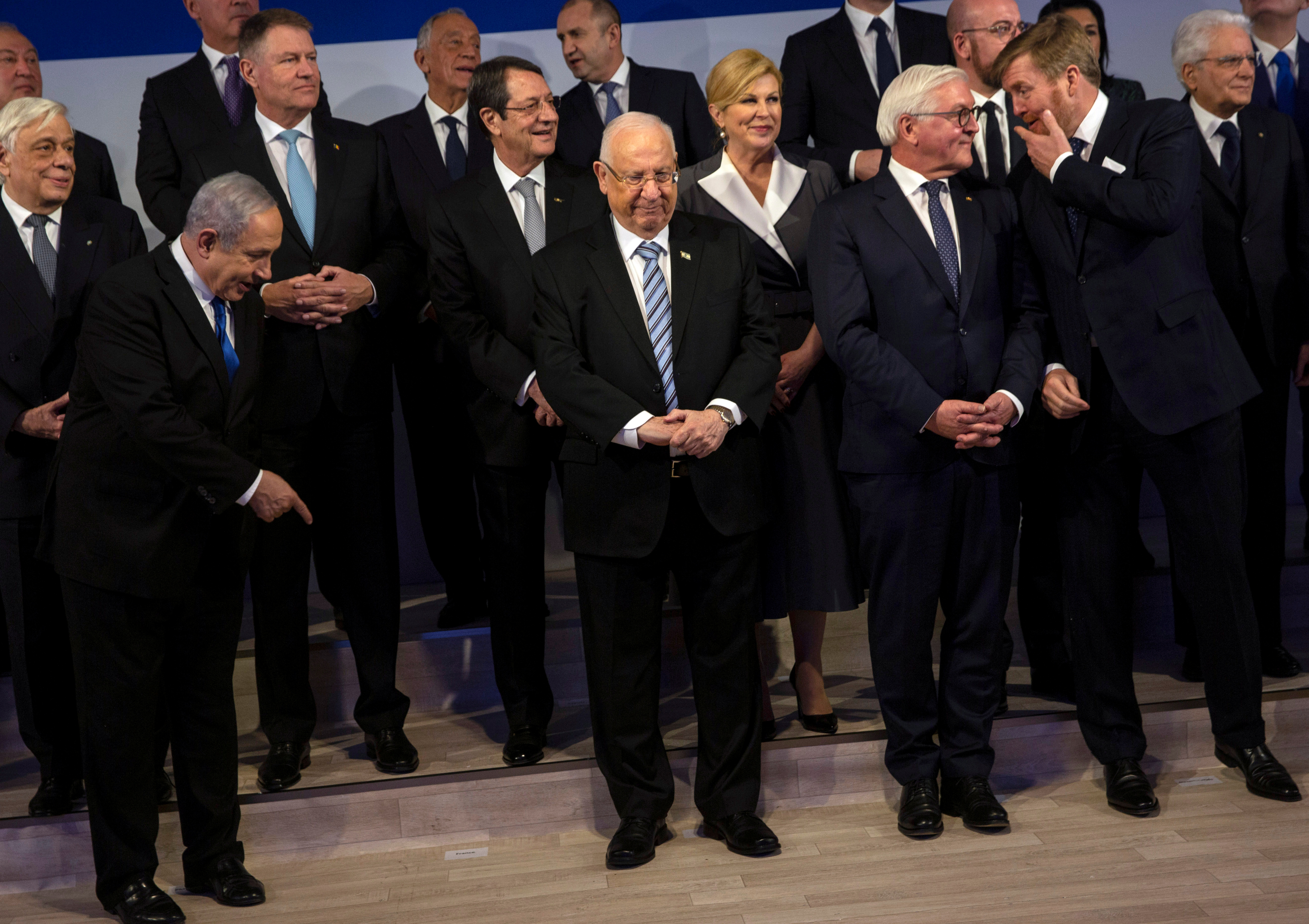 Líderes mundiales posan para la fotografía grupal del Foro del Holocausto (Heidi Levine/Pool via REUTERS)