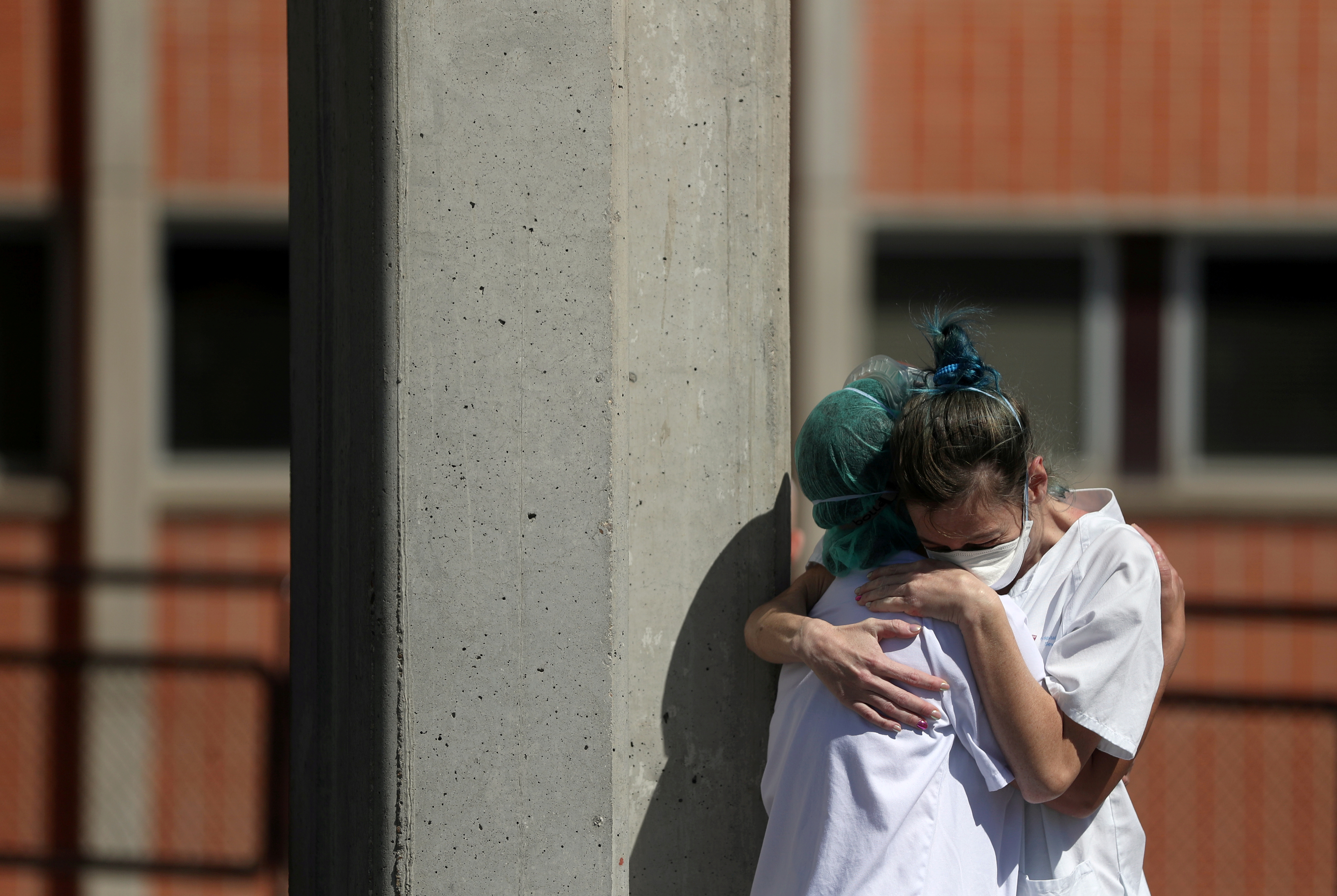 Dos trabajadoras sanitarias se abrazan afuera de las salas de emergencia del hospital Severo Ochoa en Leganes (REUTERS/Susana Vera)