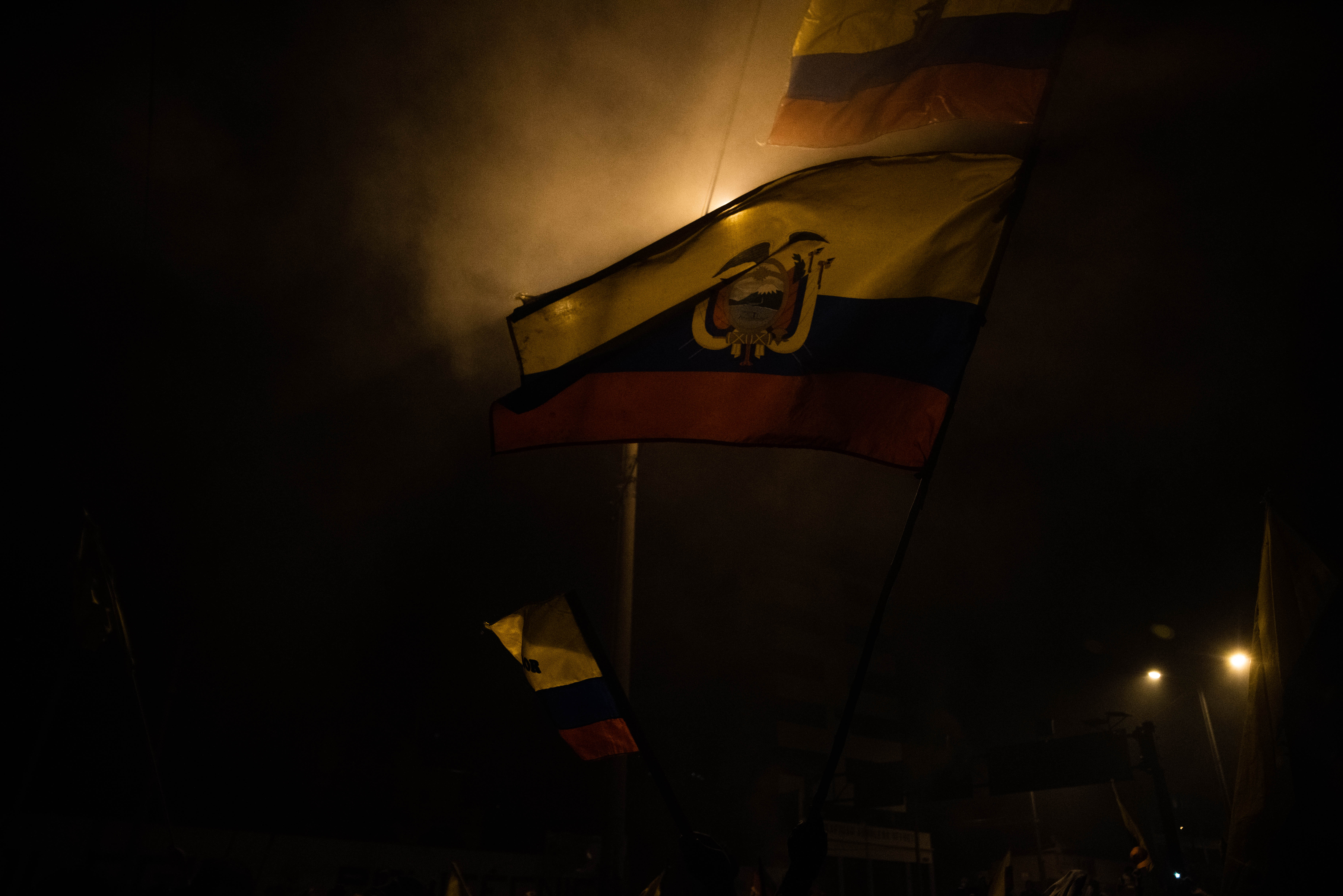 Hubo cientos de banderas presentes durante los festejos por la derogación del decreto anunciada anoche por el presidente Lenín Moreno.