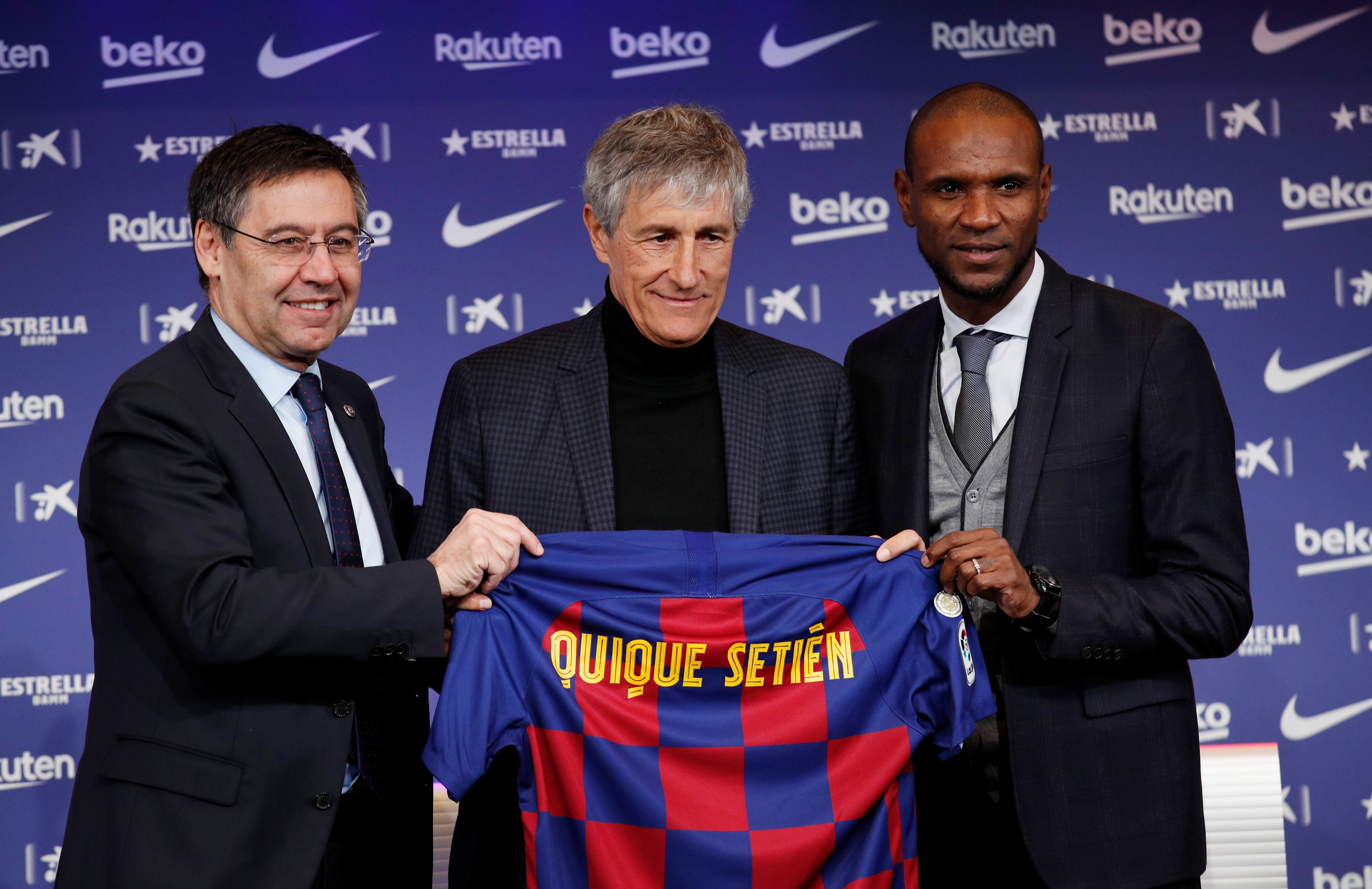 Quique Setién, nuevo entrenador del FC Barcelona, posa junto a los directivos Josep Maria Bartomeu y Eric Abidal (REUTERS)