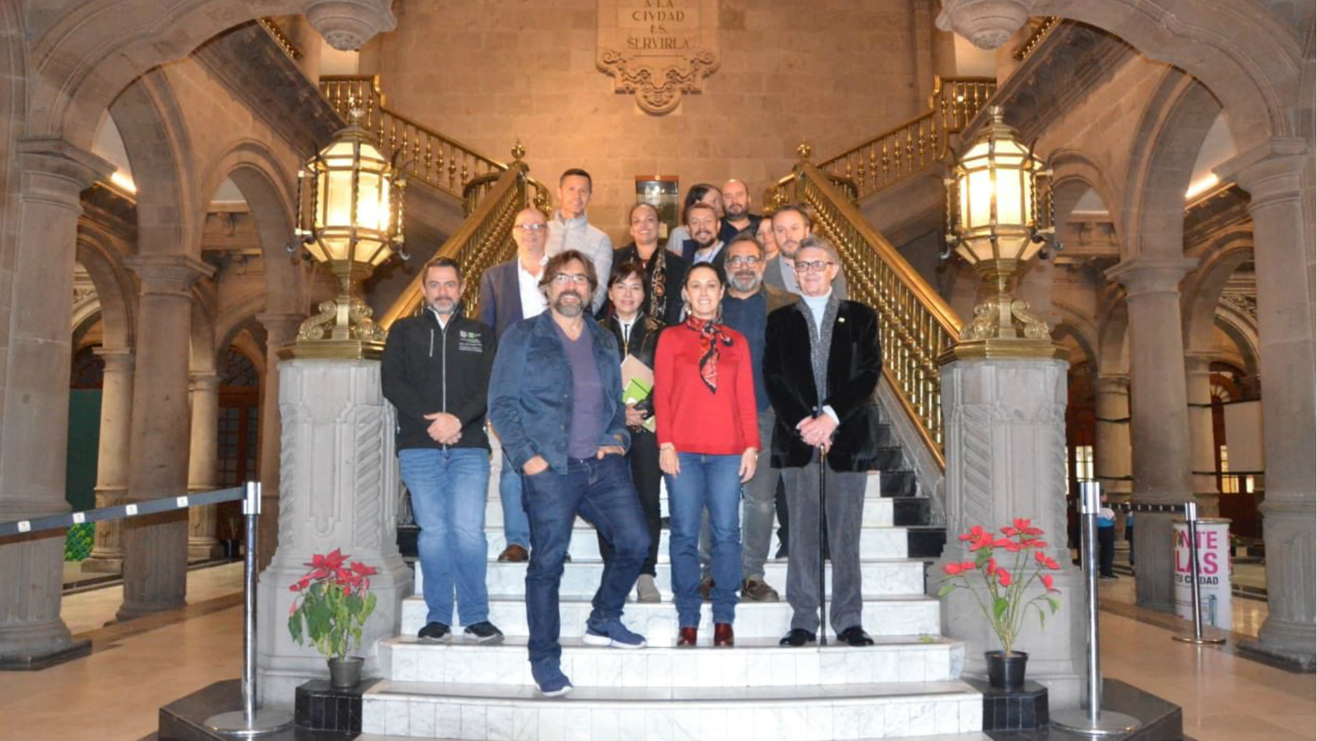 La alcaldesa se tomó fotos con el equipo de producción (Foto: Twitter)
