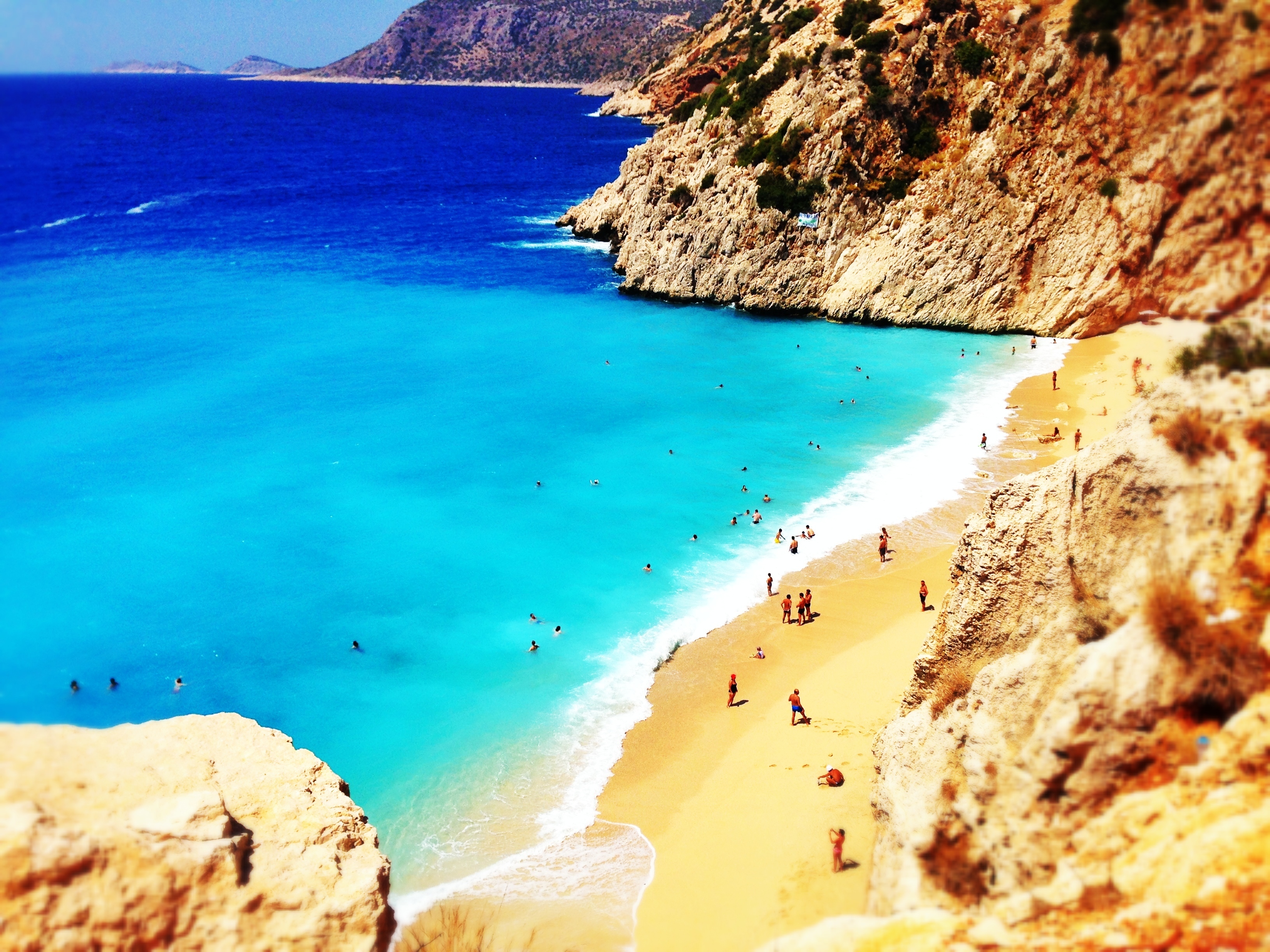 La playa de Kaputas se ha convertido en la estrella de las guías de viaje de Turquía, y no es difícil entender por qué. Una playa mediterránea perfecta e intacta: eso es Kaputas. Este pequeño tramo de arena dorada se encuentra en el fondo de un barranco empinado y rocoso con interminables. Los visitantes bajan un largo tramo de escalones para llegar al paraíso dorado