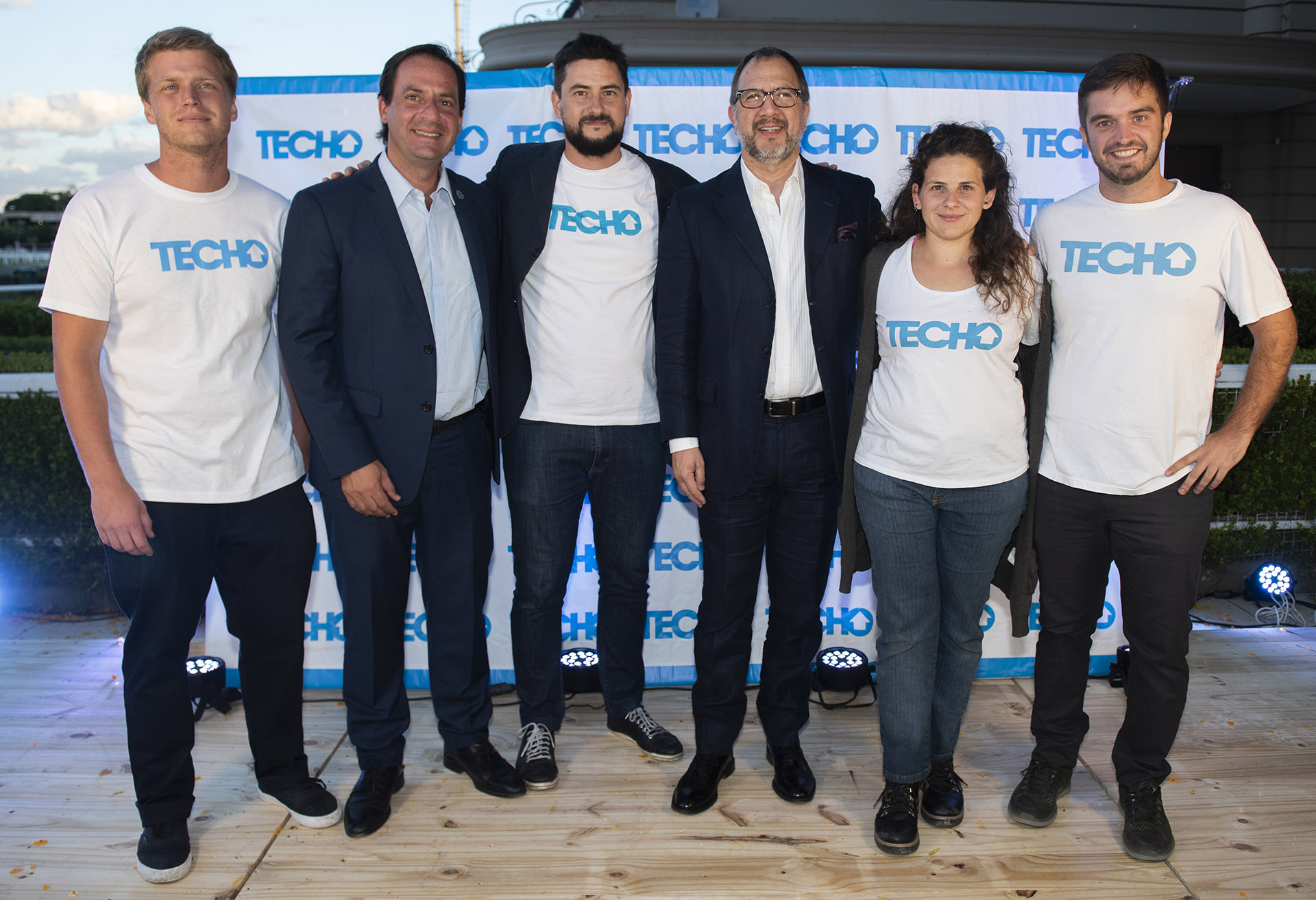 El intendente de Escobar, Ariel Sujarchuck; Virgilio Gregorini, director ejecutivo de TECHO en la Argentina; el Secretario General de la provincia de Buenos Aires, Fabián Perechodnik, y Gabriela Arrastúa, directora del Centro de Investigación e Innovación Social de TECHO