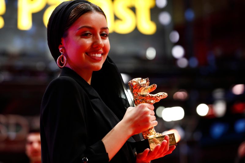 Baran Rasoulof posa con el Oso de Oro a la Mejor Película por "There Is No Evil" en la alfombra roja después de la ceremonia de premiación del 70º Festival Internacional de Cine de Berlín, Alemania. 29 de febrero de 2020. REUTERS/Michele Tantussi