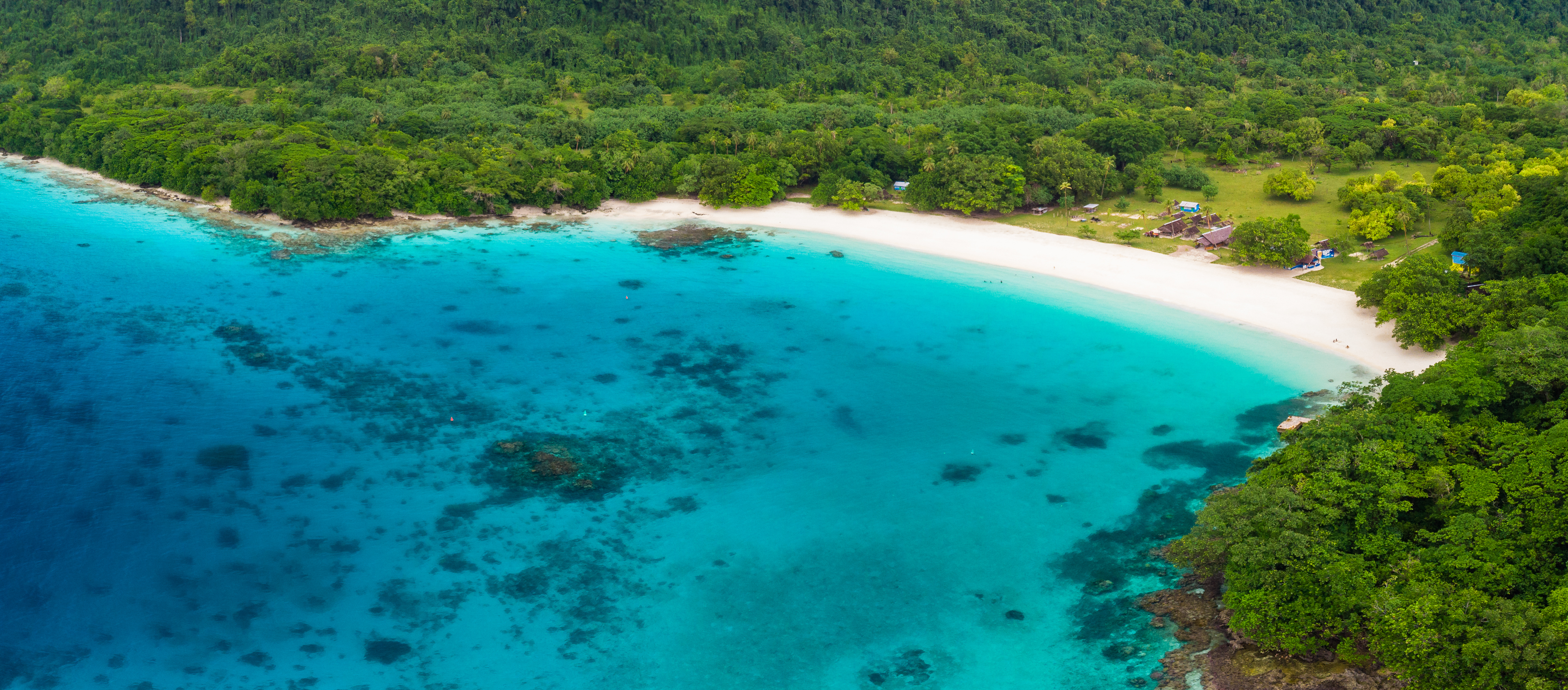 La Playa Champagne es una playa muy popular situada en la isla de Espíritu Santo en Vanuatu parte de Oceanía. Es famosa por sus hermosas playas de arena blanca, una de los mejores en el Pacífico Sur