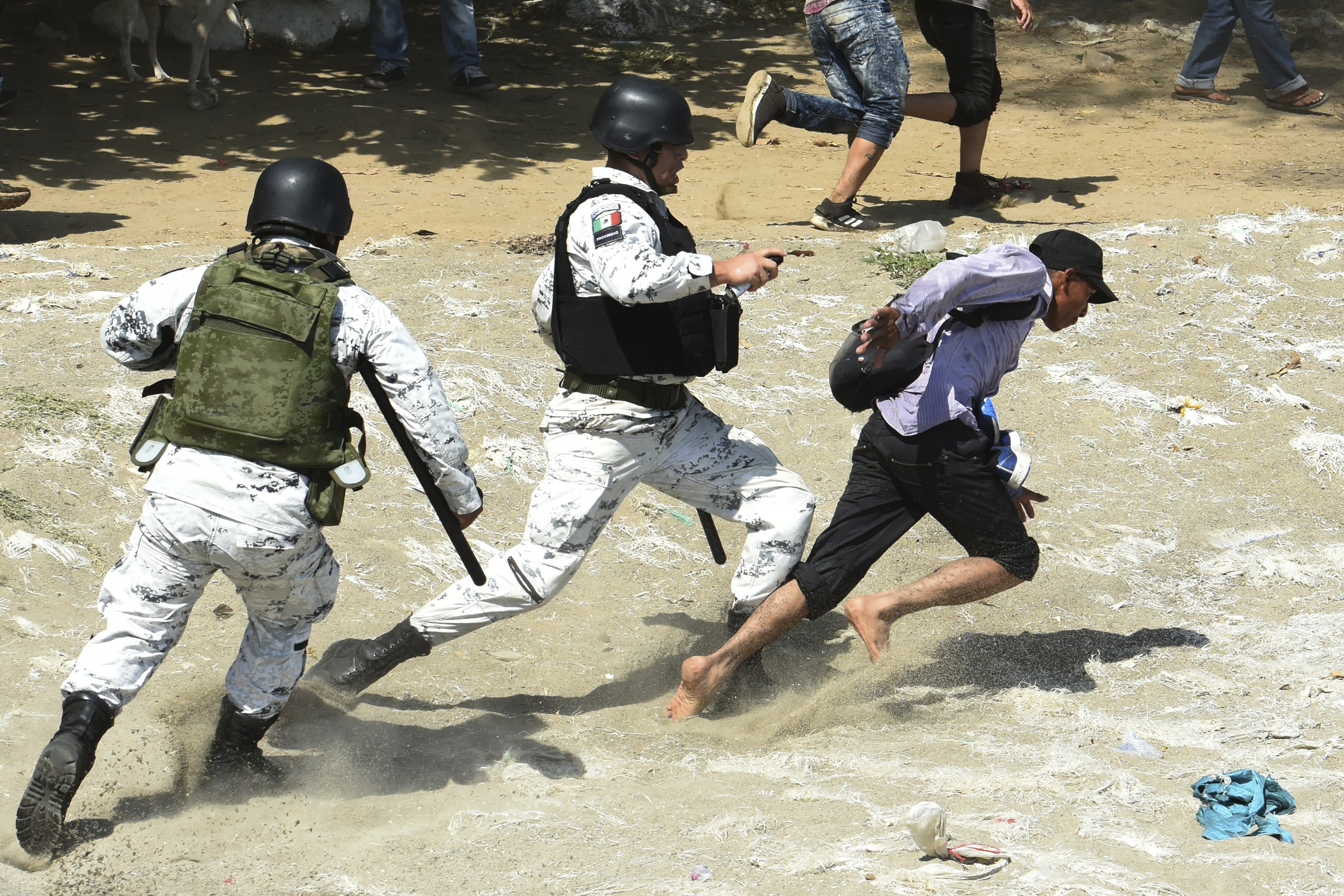 Cientos de migrantes intentaron cruzar la frontera a la fuerza por lo que los elementos de la Guardia Nacional intentaron detenerlos (Foto: Johan Ordoñez/AFP)