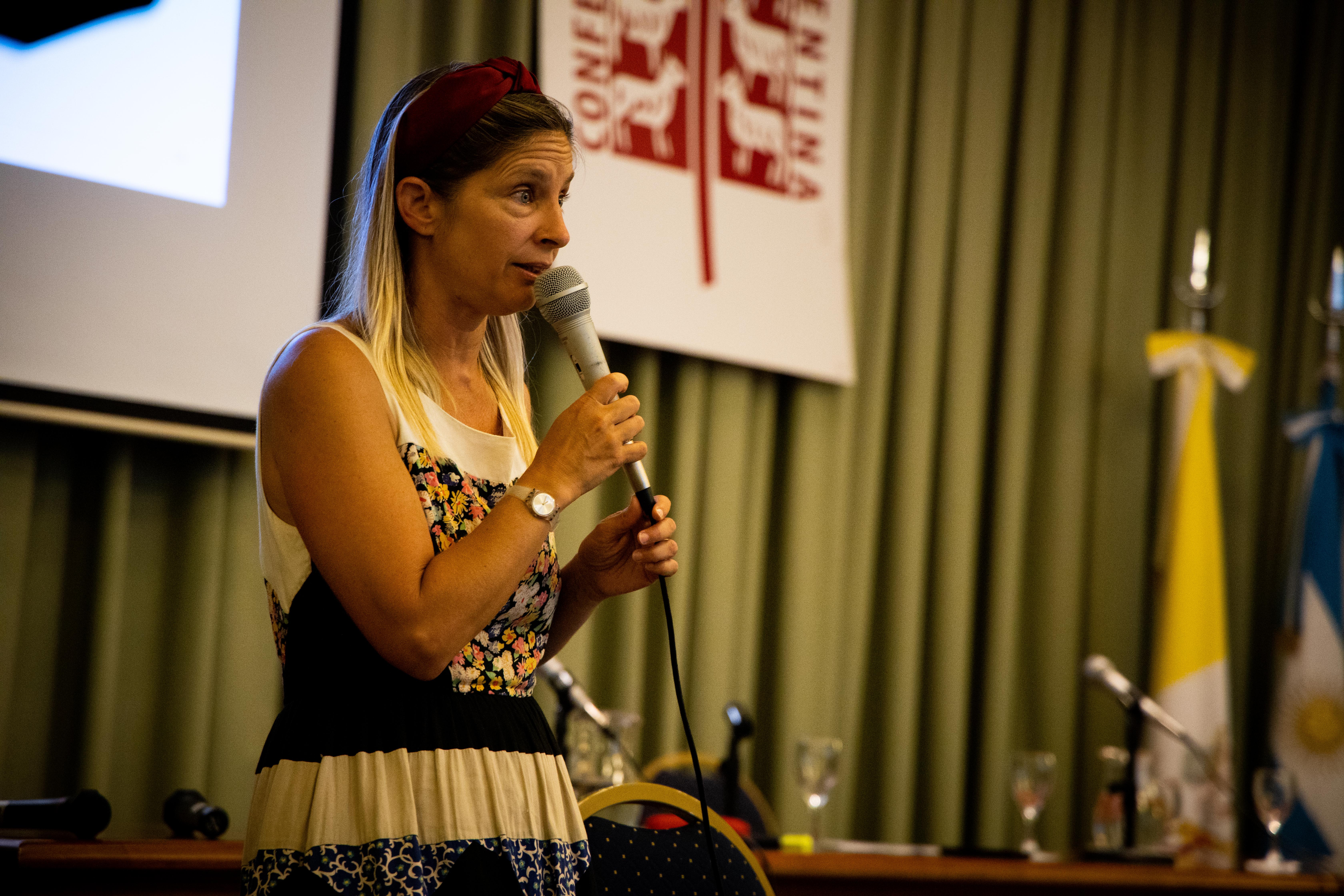 Constanza Cilley, presentando los resultados del estudio de imagen realizado por Voices