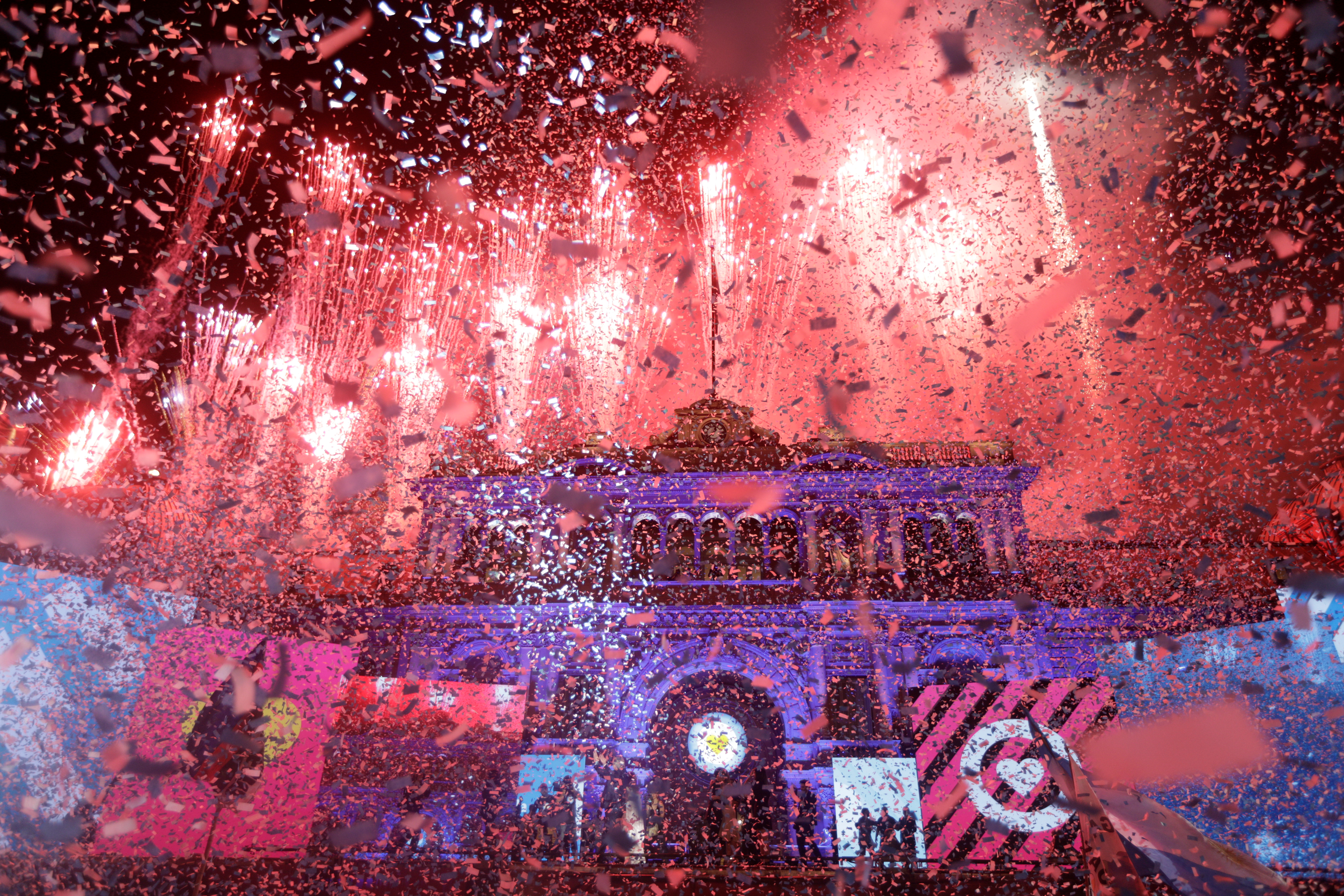 Fuegos artificiales tras los discursos de Cristina Kirchner y Alberto Fernández