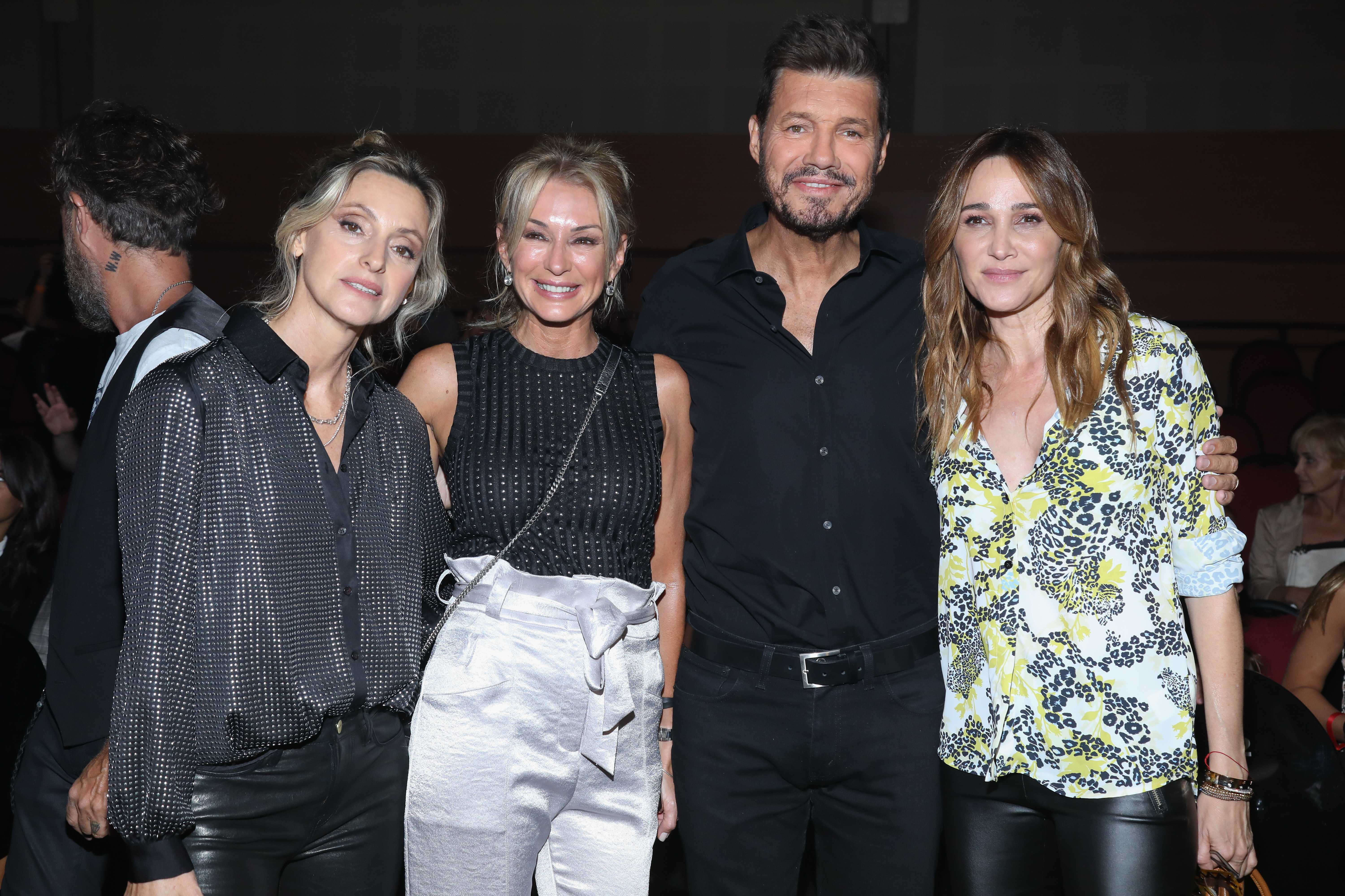 La diseñadora y directora creativa de Kosiuko, Cynthia Kern, Yanina Latorre, Marcelo Tinelli y Vero Lozano, alguno de los invitados VIP al desfile de Kosiuko