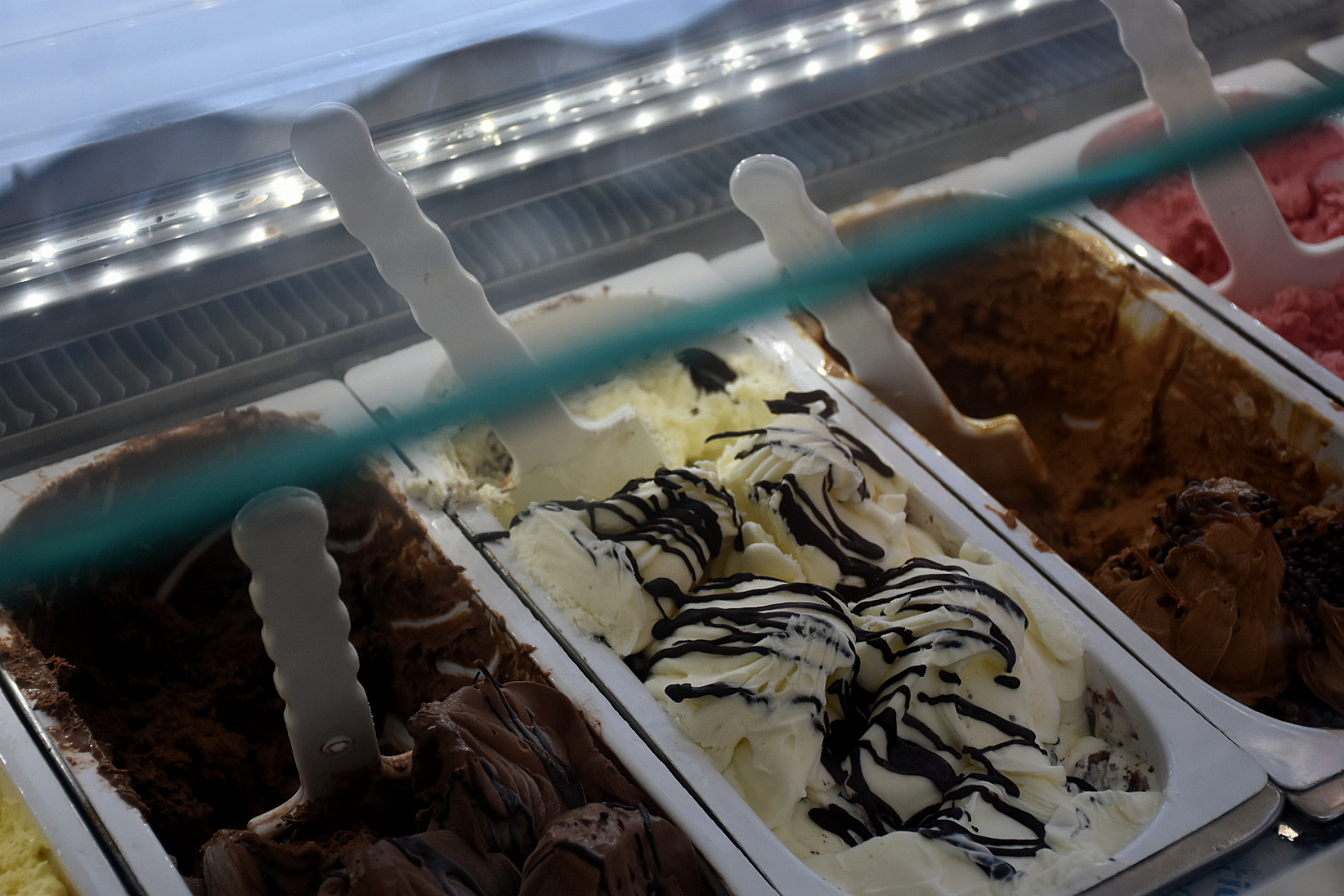 AFADHYA la Asociación Fabricantes Artesanales de Helados y Afines que sus maestros heladeros ofrecieron una degustación abierta de sabores típicos italianos: stracciatella (crema granizada), nocciola (avellana), pistacho (pistacho) y cioccolato fondente (chocolate amargo)