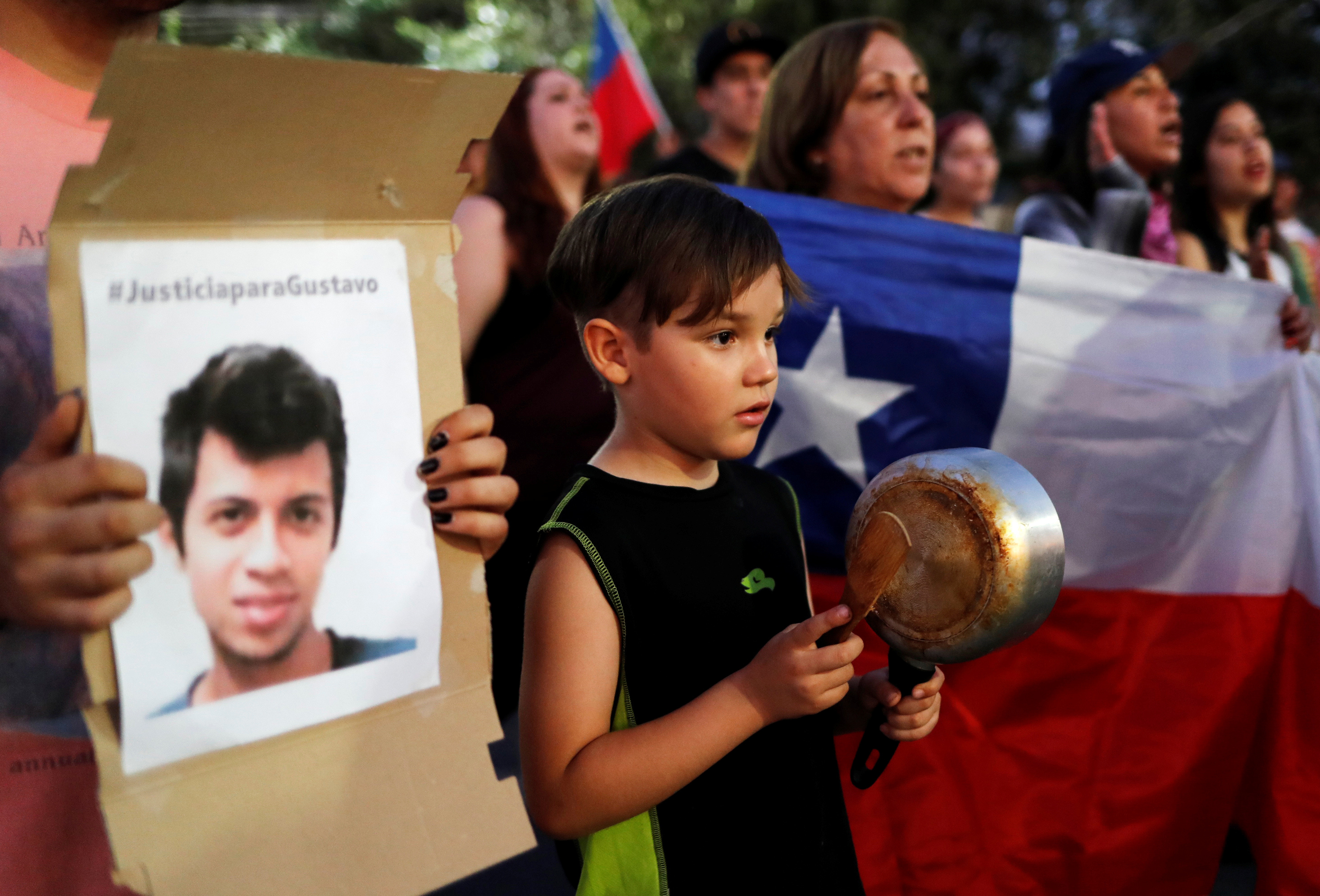 Manifestantes se solidarizan con Gustavo Gatica en Santiago (Reuters)