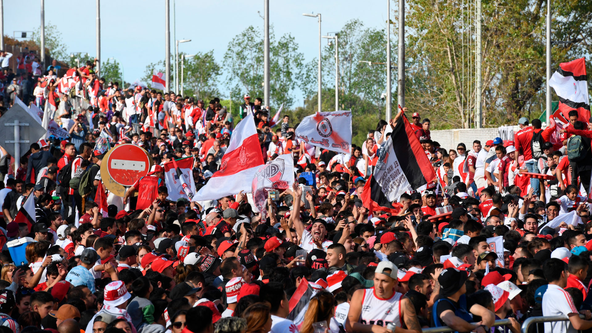 Al no haber parcialidad visitante en el partido de hoy, los simpatizantes aprovecharon para darle el último aliento a los dirigidos por Marcelo Gallardo