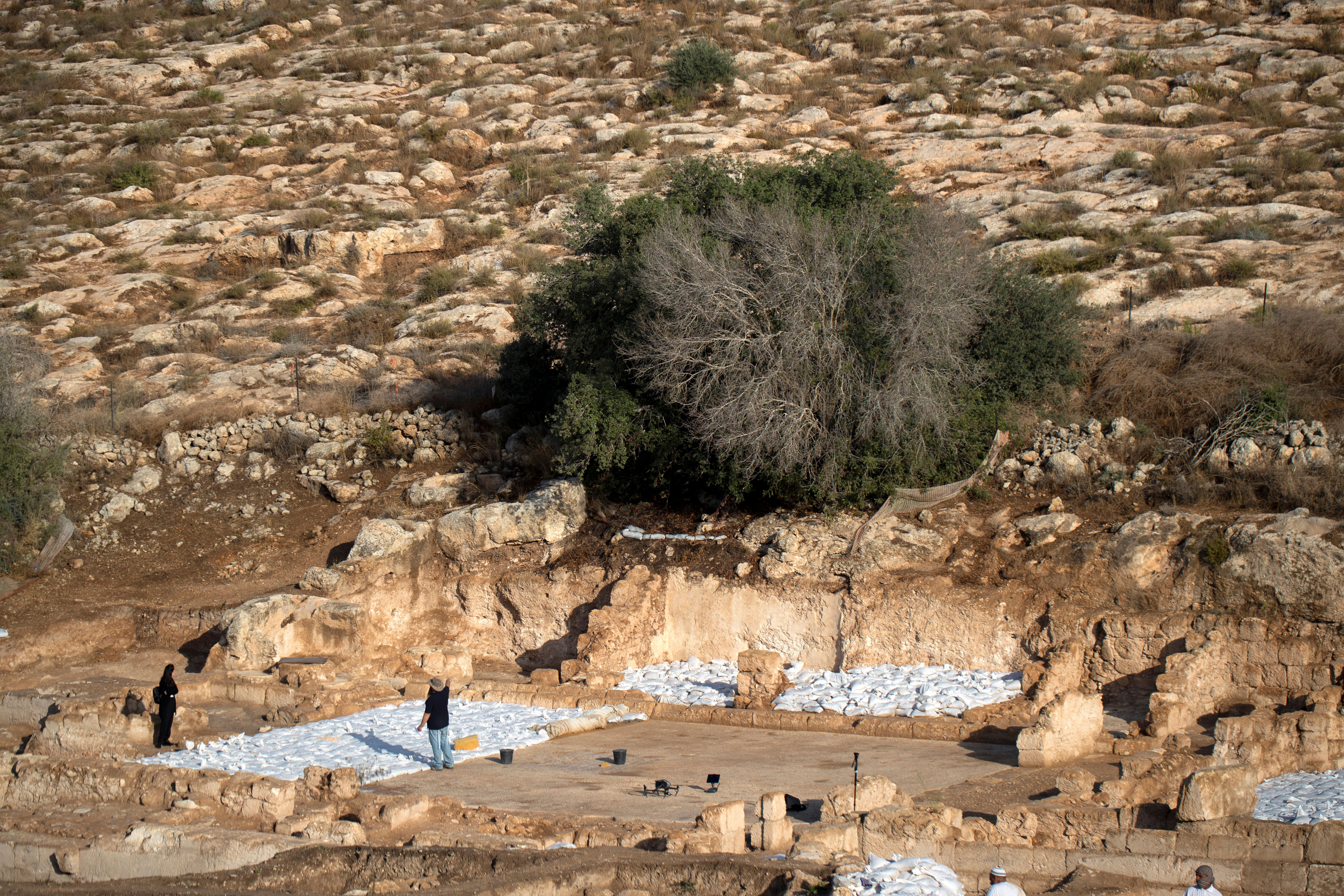 El sitio de excavación de la iglesia mide 1,5 dunams. (REUTERS/Ronen Zvulun)