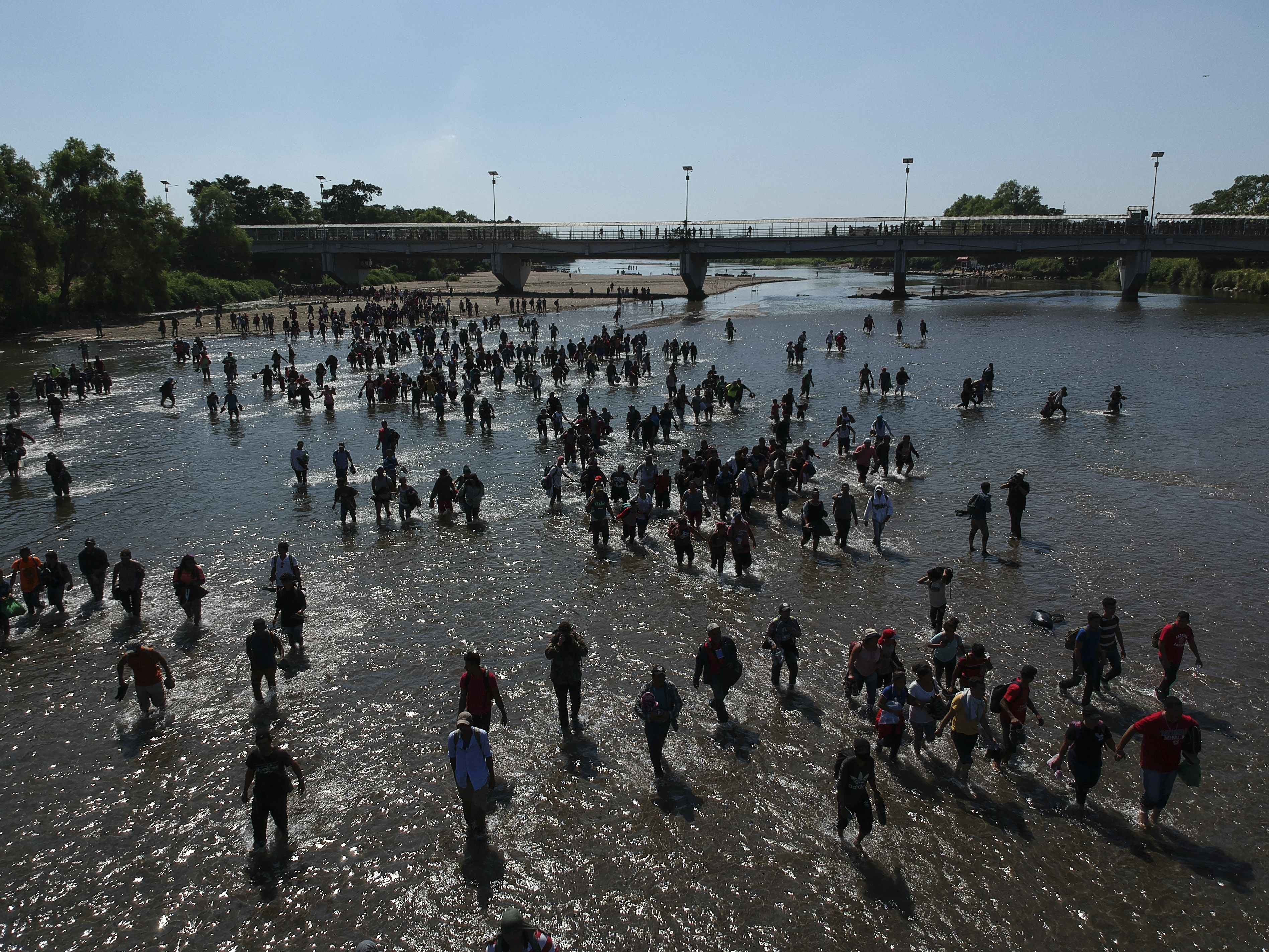 Vista área de miembros de la caravana migrante en su intento de cruzar la frontera entre México y Honduras (Foto: Carlos Alonzo /AFP)