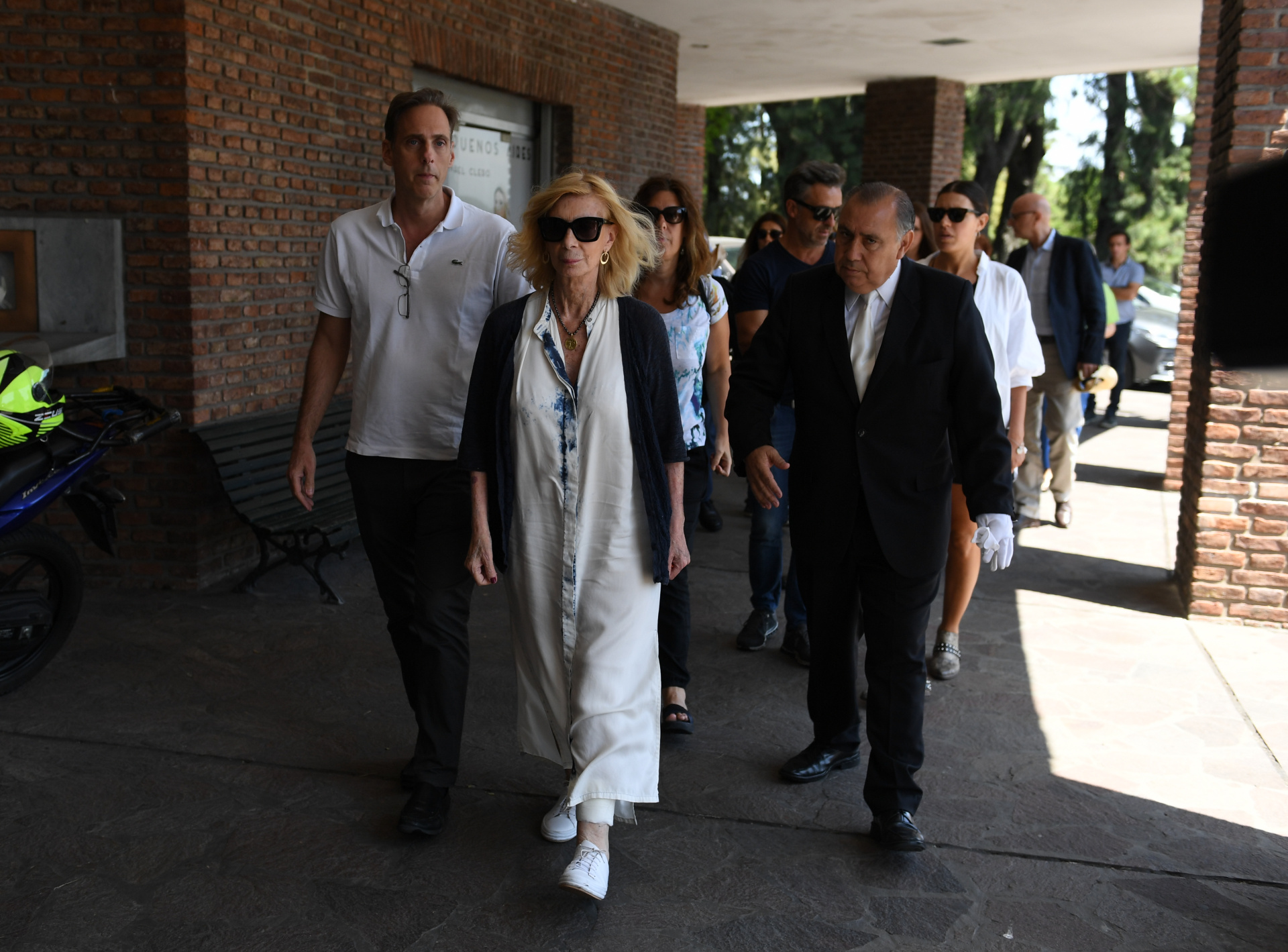 La actriz Graciela Dufau, su compañera de toda la vida, despidió a Hugo Urquijo en el Cementerio de la Chacarita (Foto: Maximiliano Luna)