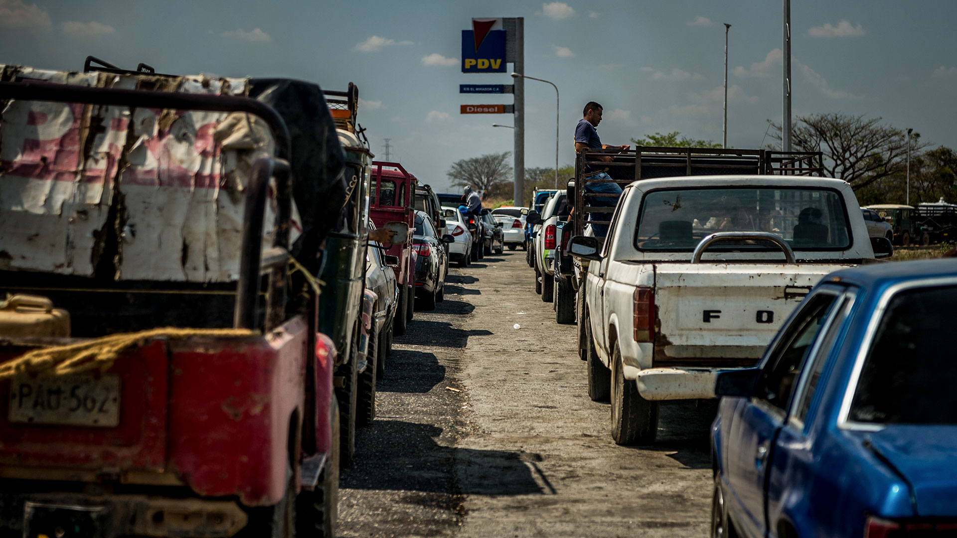 La escasez de combustible y gasolina ha afectado a los venezolanos, que tienen que hacer cola durante horas para surtirse (Meridith Kohut para The New York Times)
