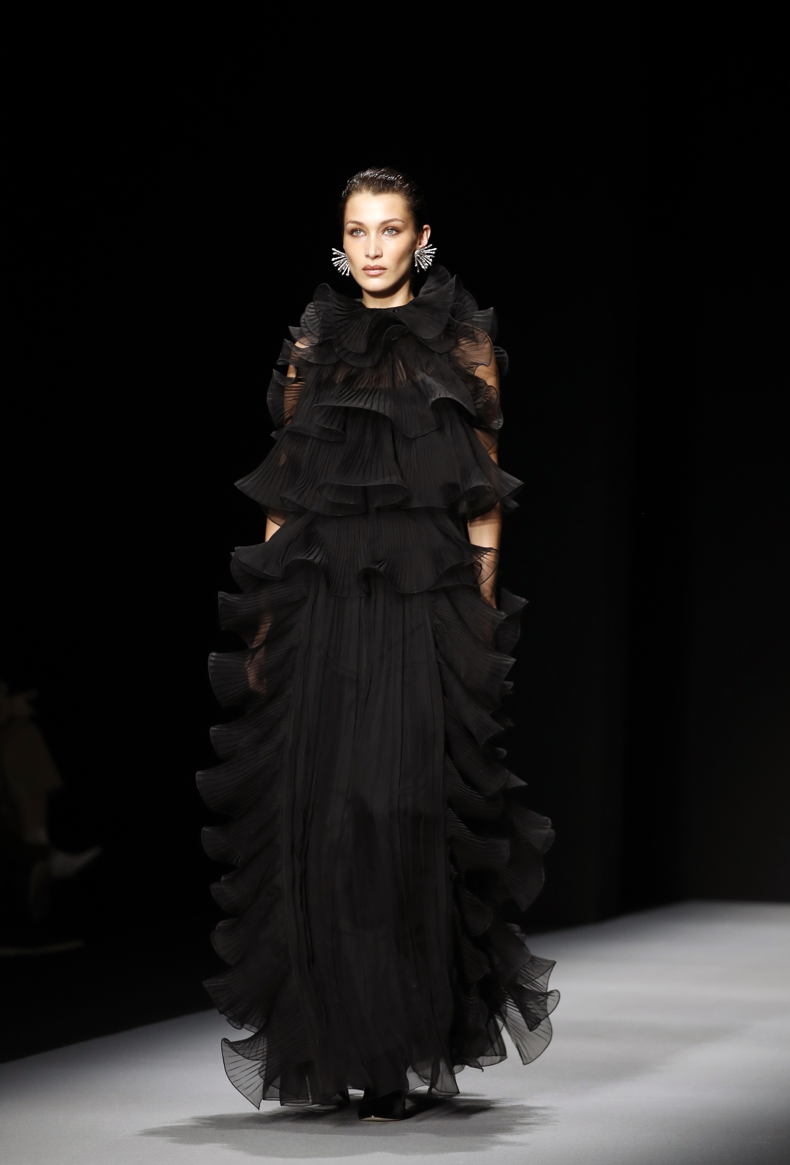 Bella Hadid con un diseño de Alberta Ferretti en la semana de la moda de Milán