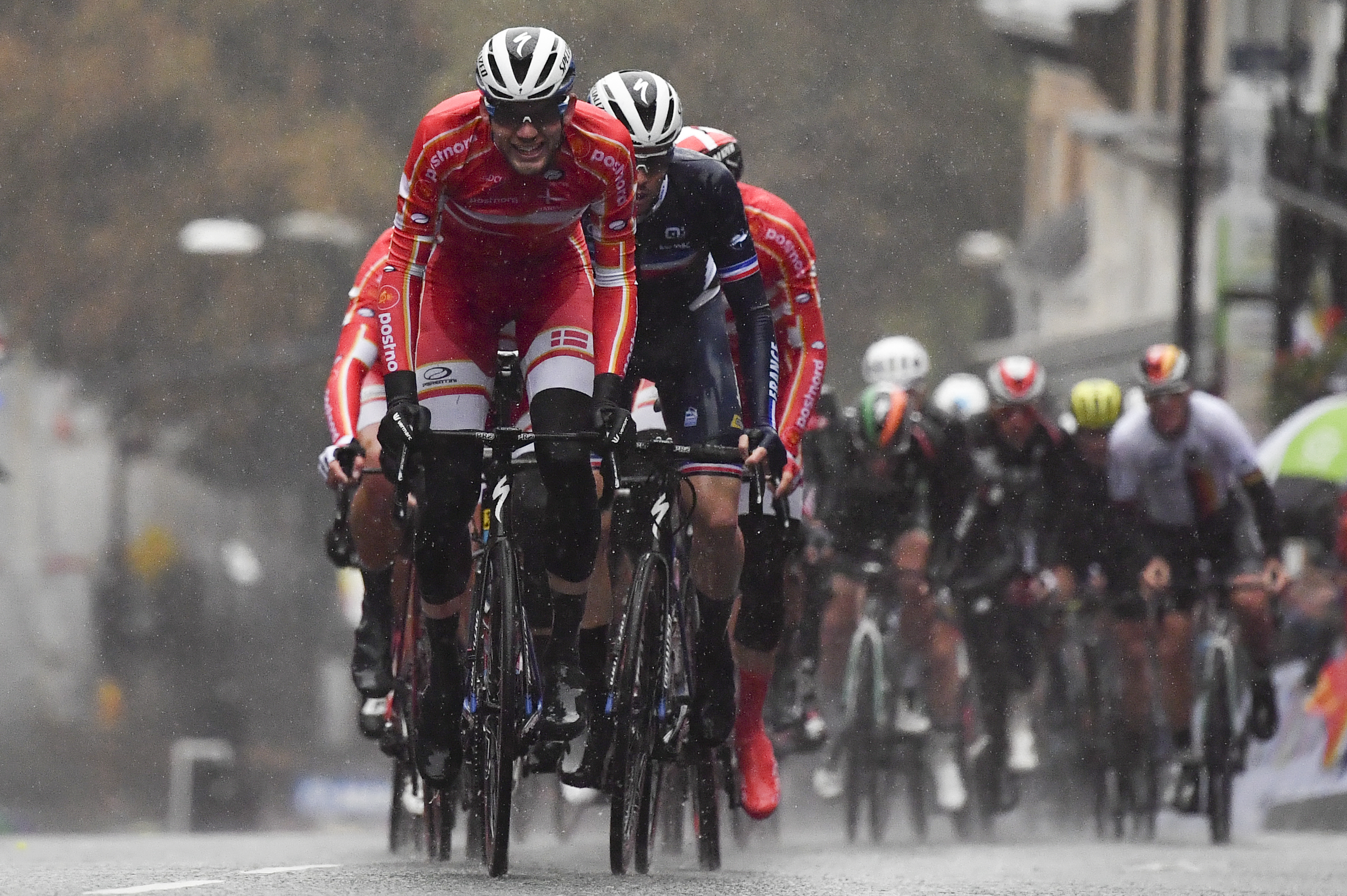 Pedersen, que sucede en el palmarés al español Alejandro Valverde, superó en la meta a sus dos compañeros de escapada, el italiano Matteo Trentin, plata y que partía como favorito en el sprint entre estos tres corredores, y al suizo Stefan Kung, bronce