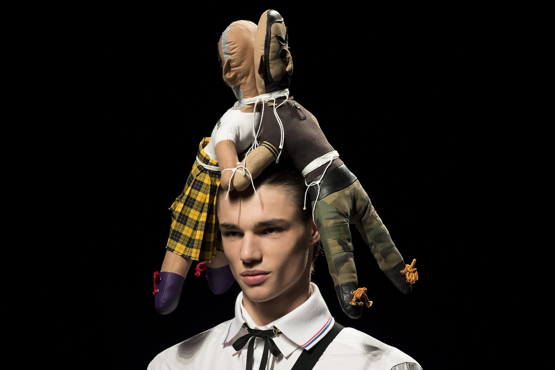 Dos muñecos sobre la cabeza del modelo en la pasada de Brain & Beast en Madrid Fashion Week, una de las más innovadoras y vanguardistas de la semanas de la moda internacional