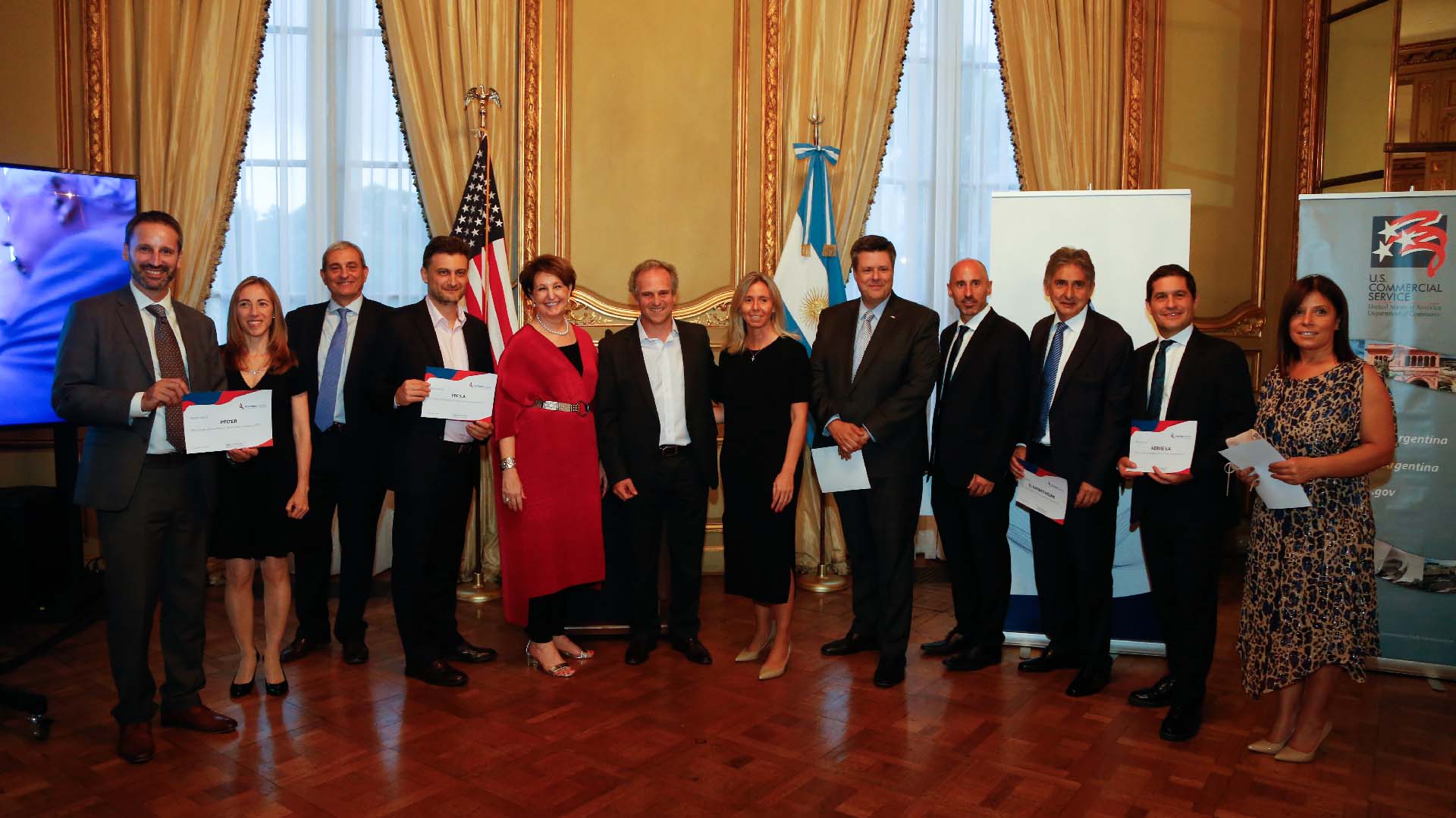 Las 10 empresas que fueron reconocidas por AmCham, acompañadas por los CEO's de Amcham, IBM, Whirpool y Visa