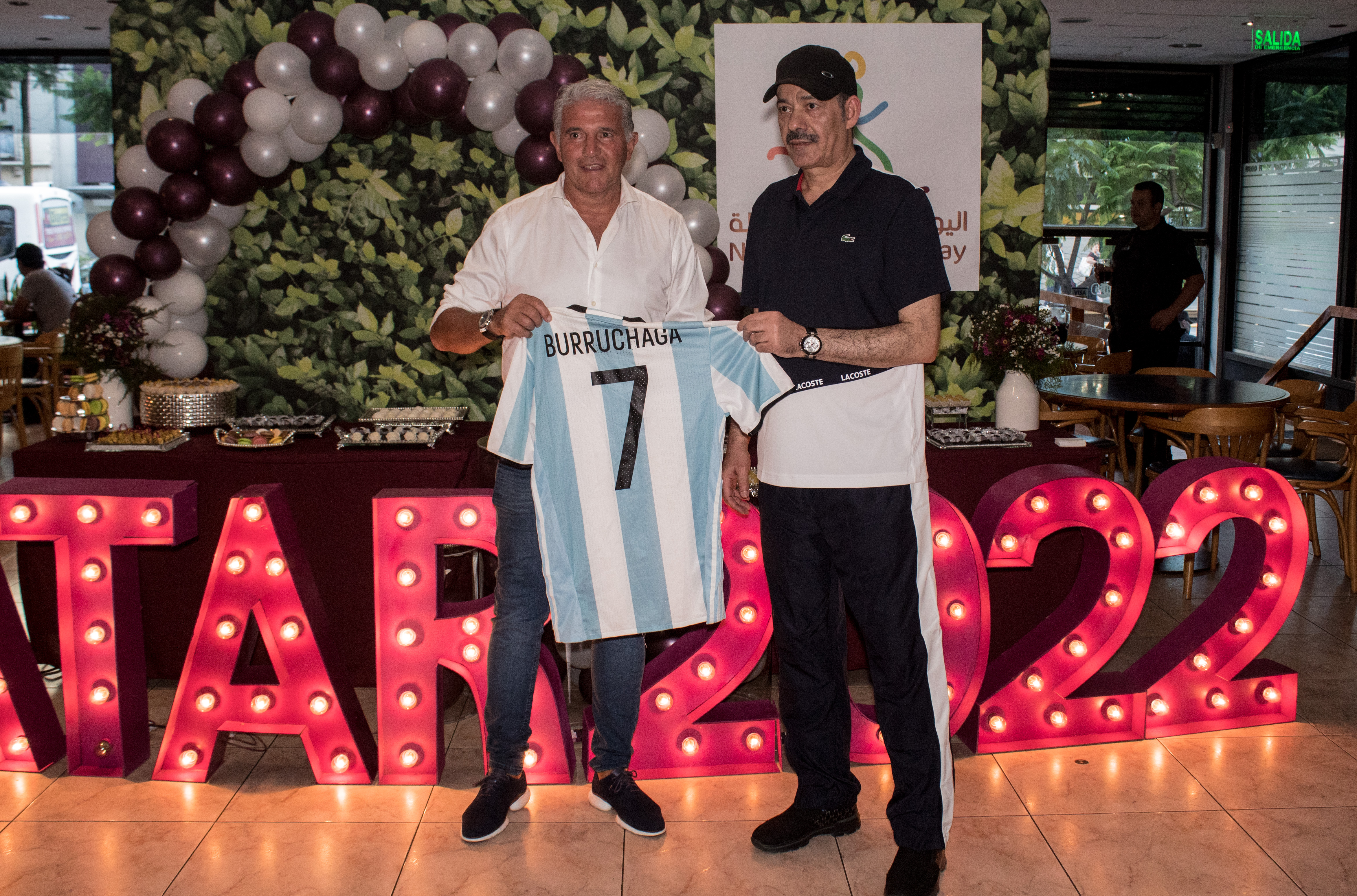 Jorge Burruchaga junto al embajador del Estado de Qatar, S.E. Battal M. Al Dosari, con la camiseta original que usó cuando la Selección Argentina ganó el Mundial de 1986