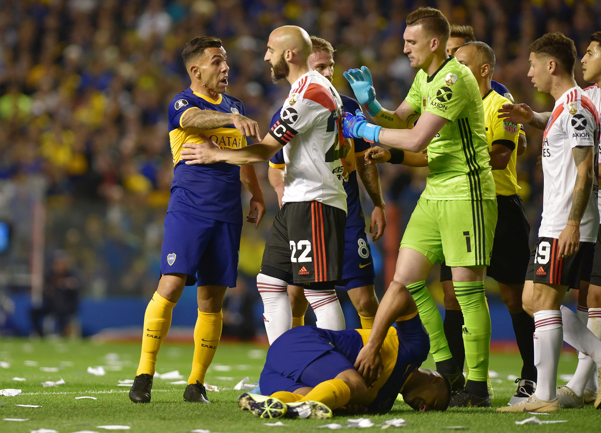 Algunos forcejeos entre los jugadores se vieron desde temprano, típicos de este tipo de partidos