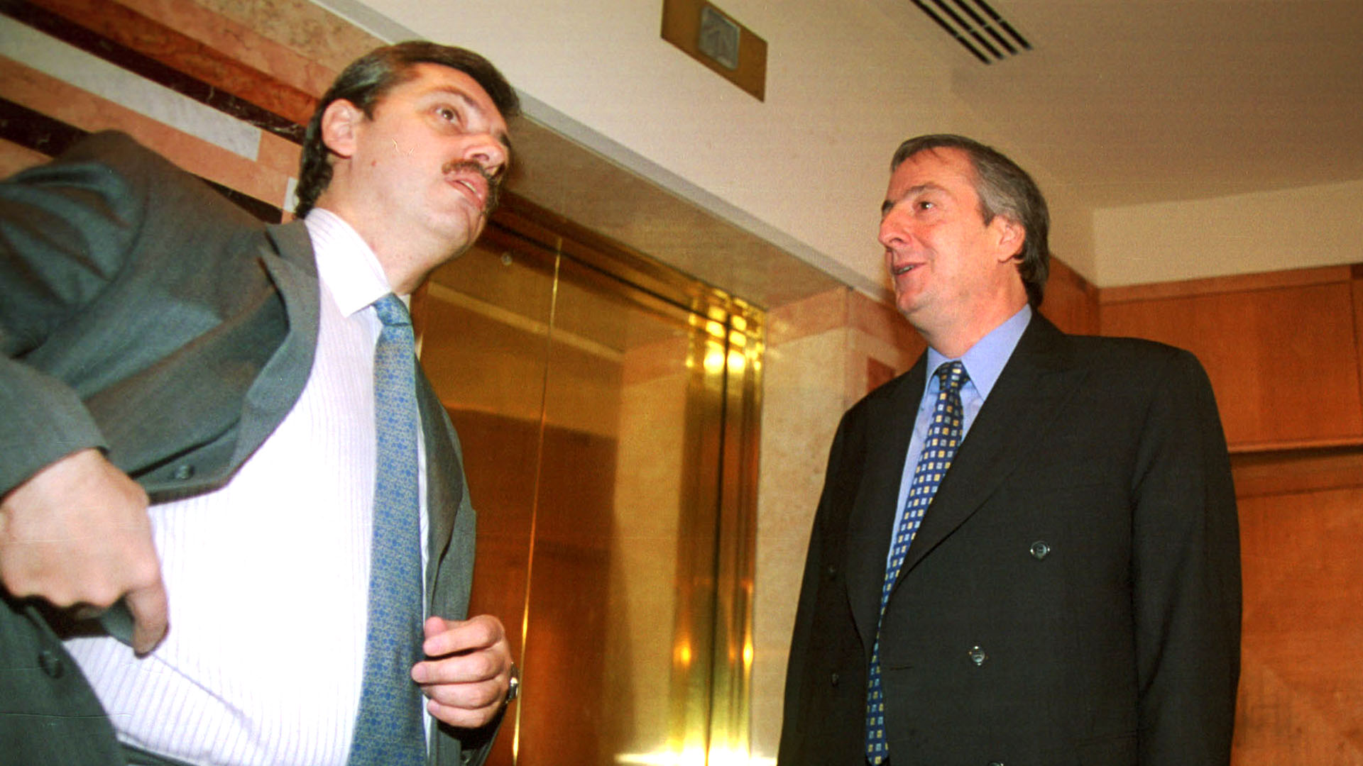 El 19 de abril de 2001, acompañó al entonces gobernador de Santa Cruz a un acto en el Club Unione e Benevolenza, en la Ciudad de Buenos Aires, en el que estuvo junto al titular de la CGT disidente, Hugo Moyano. Así comenzó la apuesta por la candidatura presidencial de Néstor Kirchner, que llegaría dos años después.
