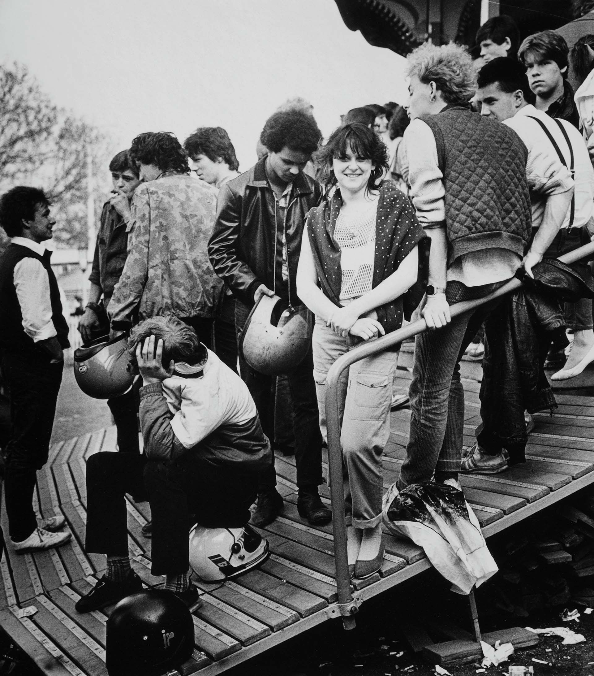 Jóvenes en una Feria en Leipzig, cerca de 1982 (Photo by Michael Nitzschke/imageBROKER/Shutterstock)