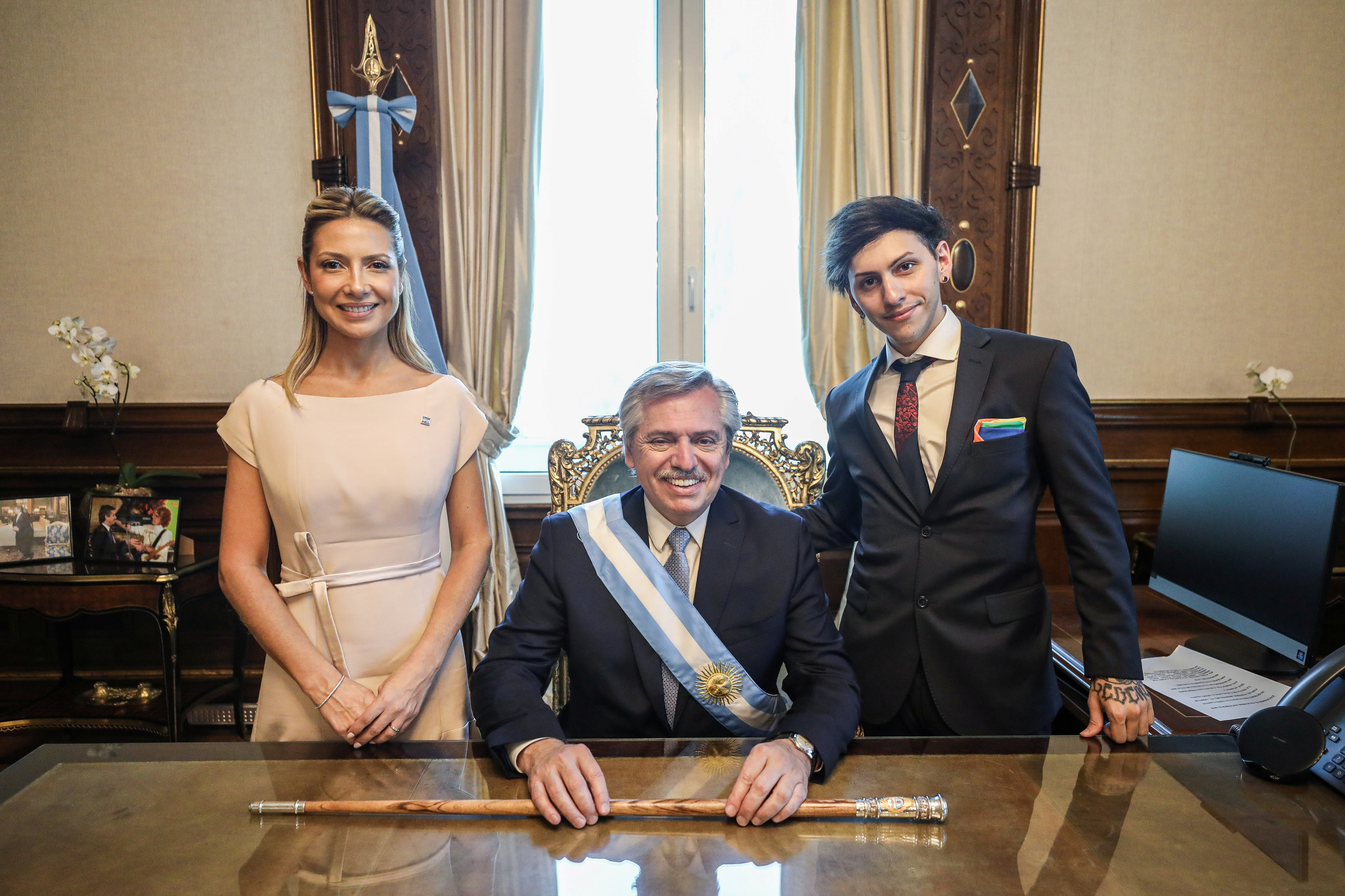 La primera dama Fabiola Yáñez, el presidente Alberto Fernández y su hijo Estanislao Fernández en el despacho presidencial