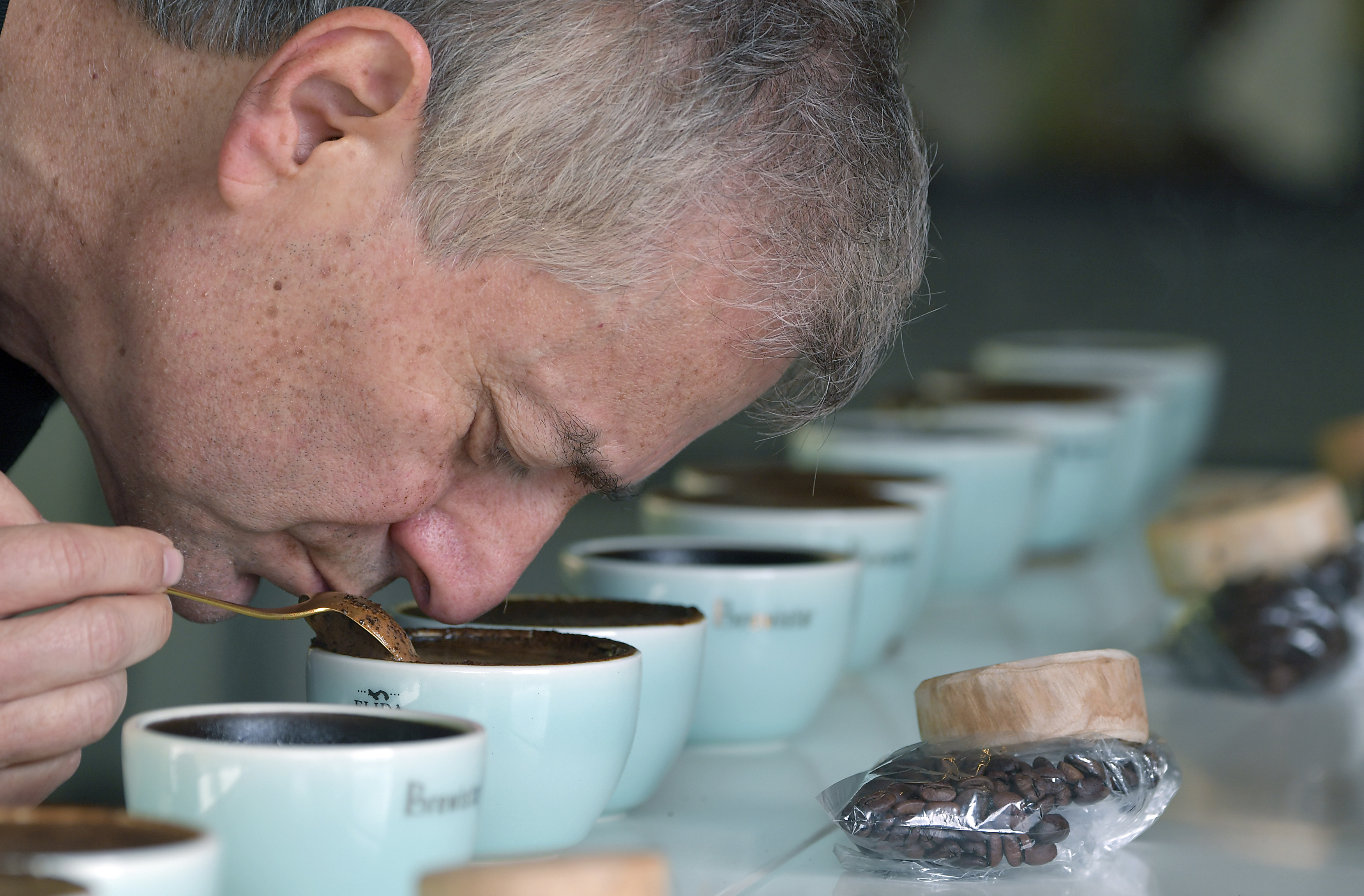 El productor panameño Wilford Lamastus prueba el exclusivo café geisha de su finca.