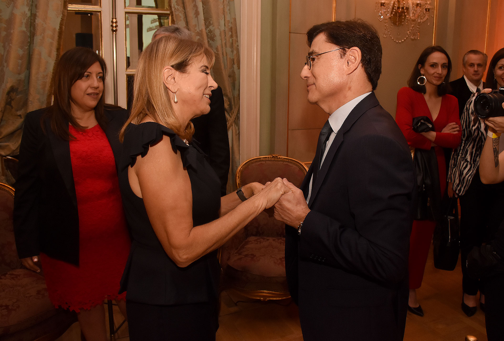Jorge Fontevecchia saludando a la anfritriona del cóctel