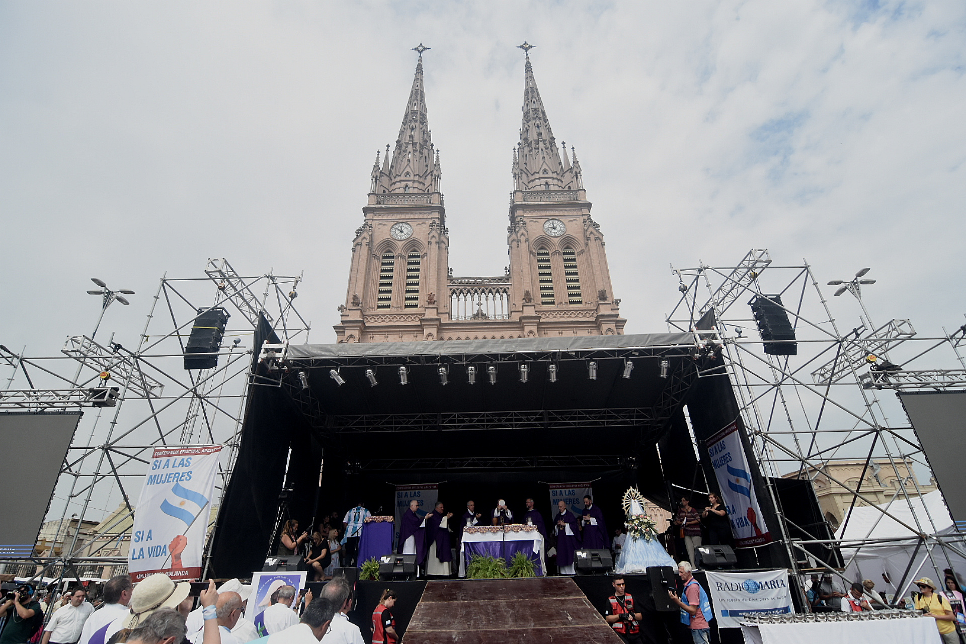 La Iglesia realizó una misa en Lujan poco después del mensaje del presidente Alberto Fernández donde se anunció el envio del proyecto sobre el aborto (Nicolás Stulberg)